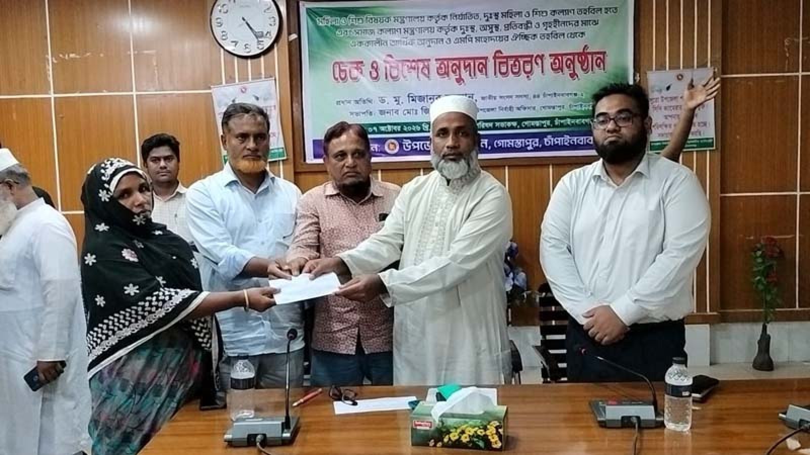 গোমস্তাপুরে দুস্থ-অসহায়দের মধ্যে চেক ও আর্থিক সহায়তা বিতরণ