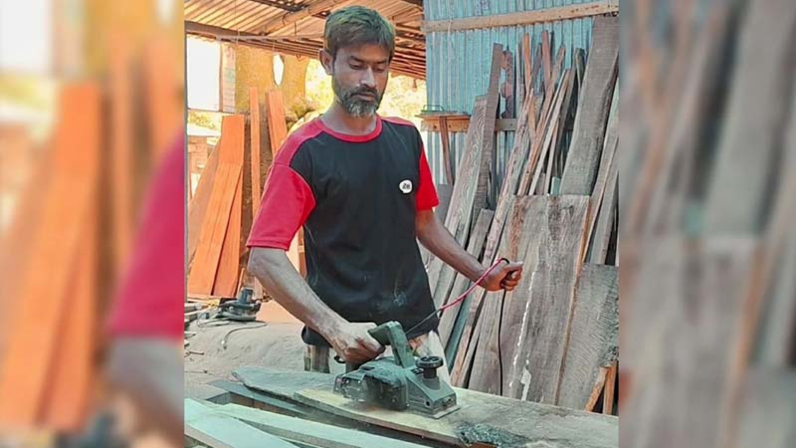 ৪৫ বছর বয়সে এসএসসি পাস করলেন কাঠমিস্ত্রি নাসিমুল