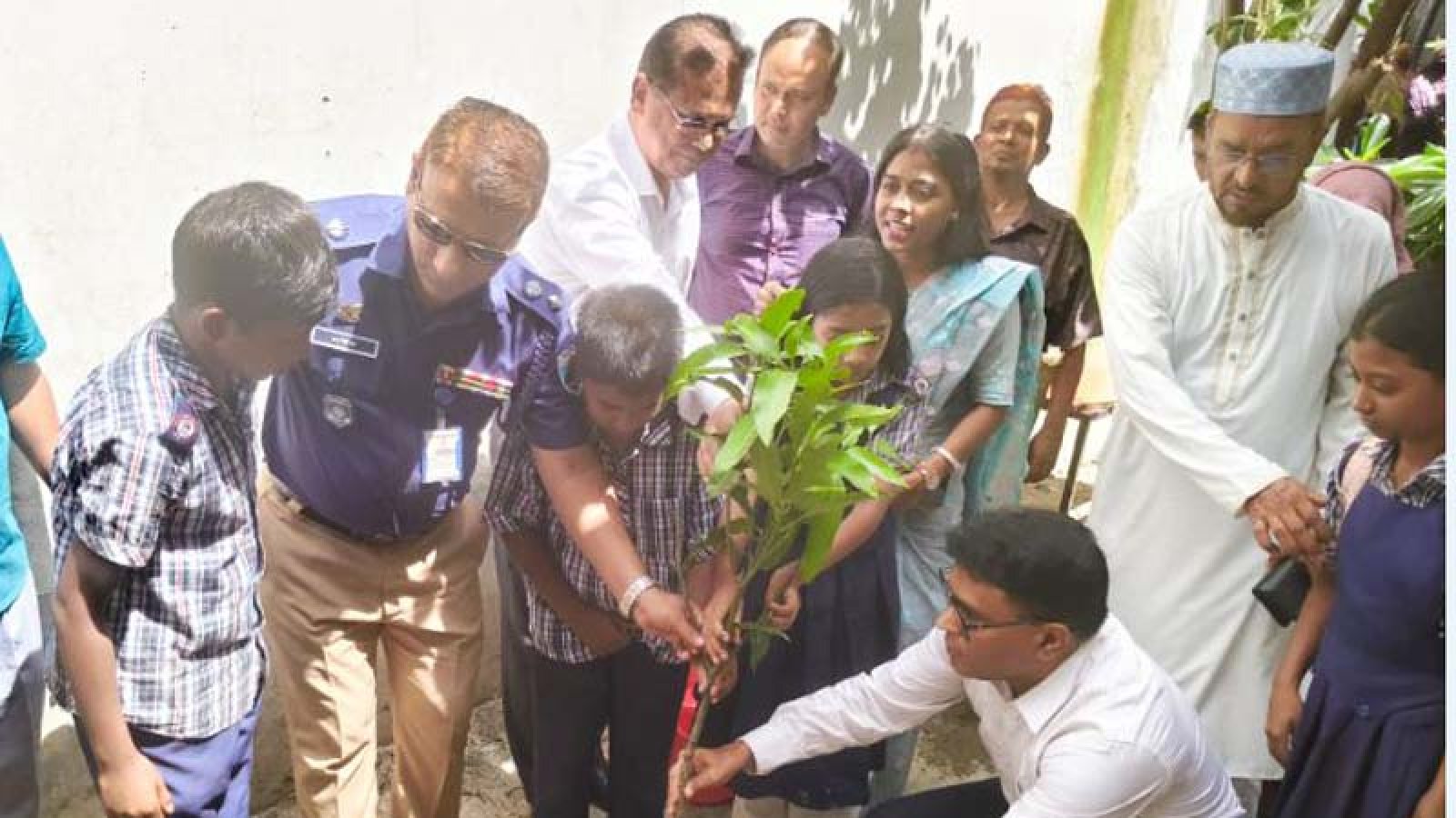 রাজশাহীতে সরকারি প্রাথমিক বিদ্যালয়ে বৃক্ষরোপণ কর্মসূচির উদ্বোধন