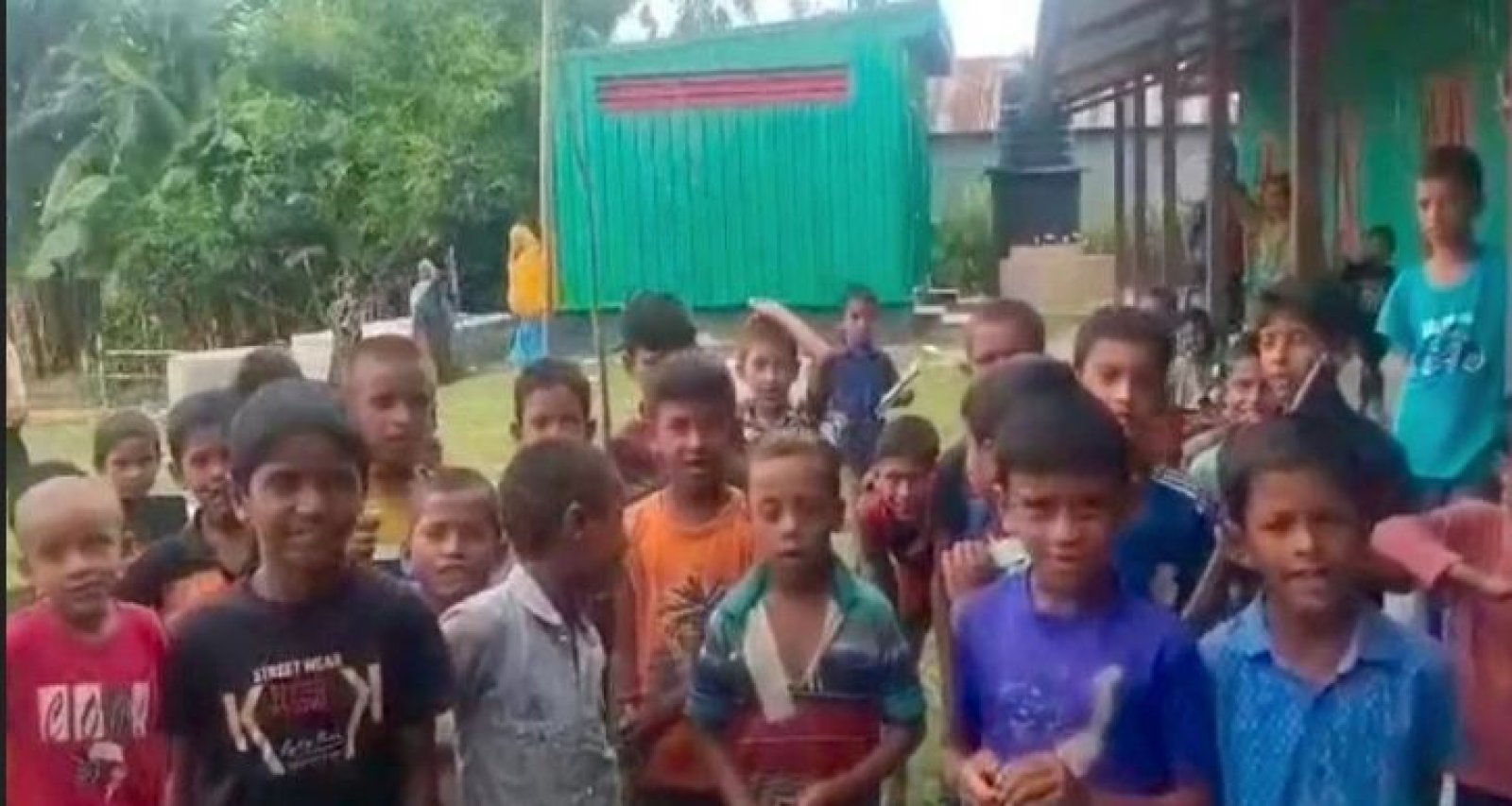 শিক্ষকরা স্কুলে আসেন না, তাই শিশুদের বিক্ষোভ