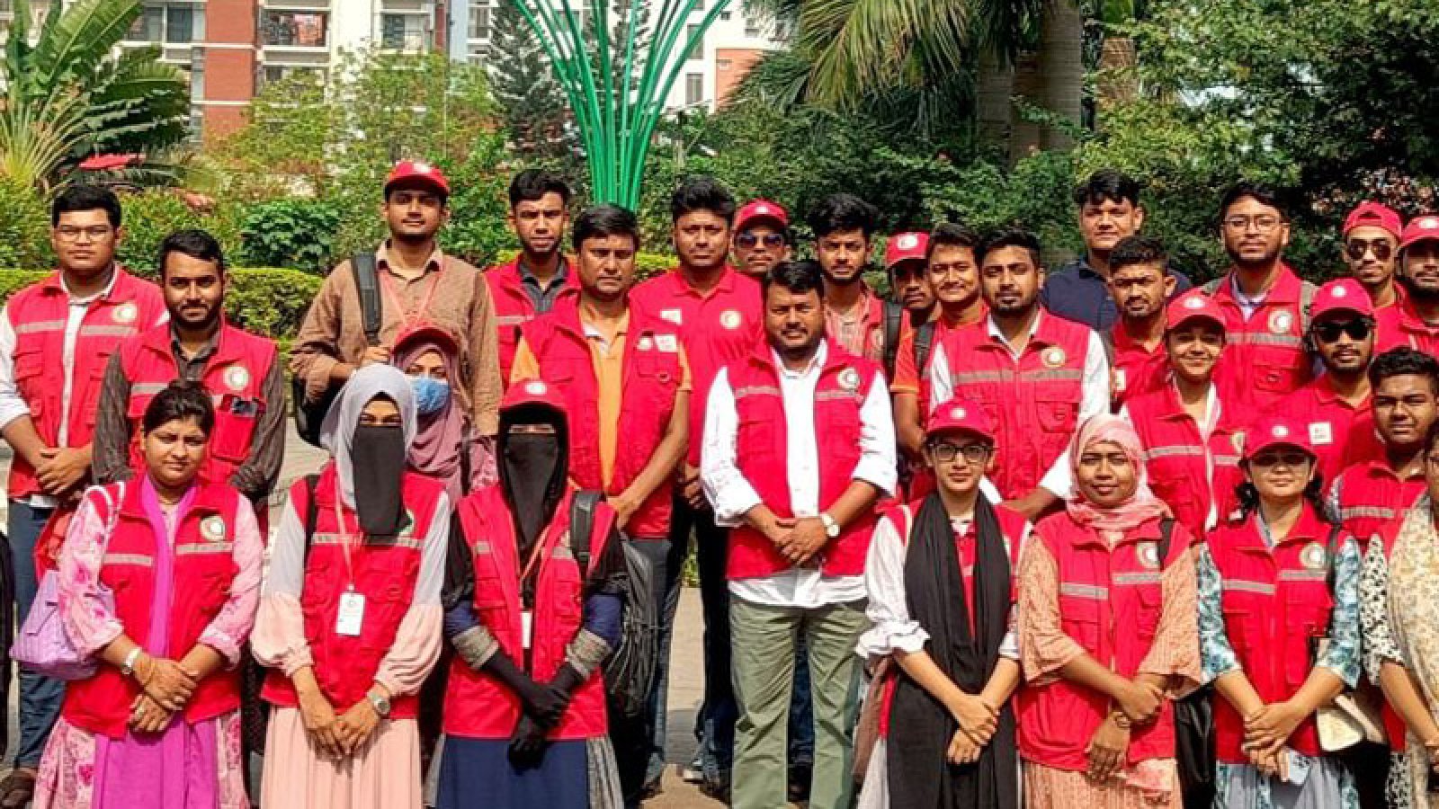 রাসিক প্রশাসকের সাথে রেড ক্রিসেন্ট সোসাইটির স্বেচ্ছাসেবকদের সৌজন্য সাক্ষাৎ