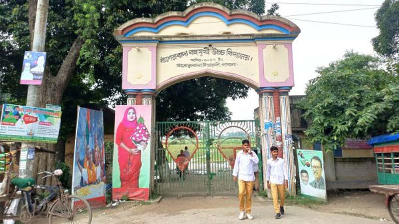 ঈশ্বরদীতে ‘শিক্ষকদের সহায়তার জন্য’ এসএসসি পরীক্ষার্থীদের ফরম পুরণে অতিরিক্ত অর্থ আদায়ের অভিযোগ