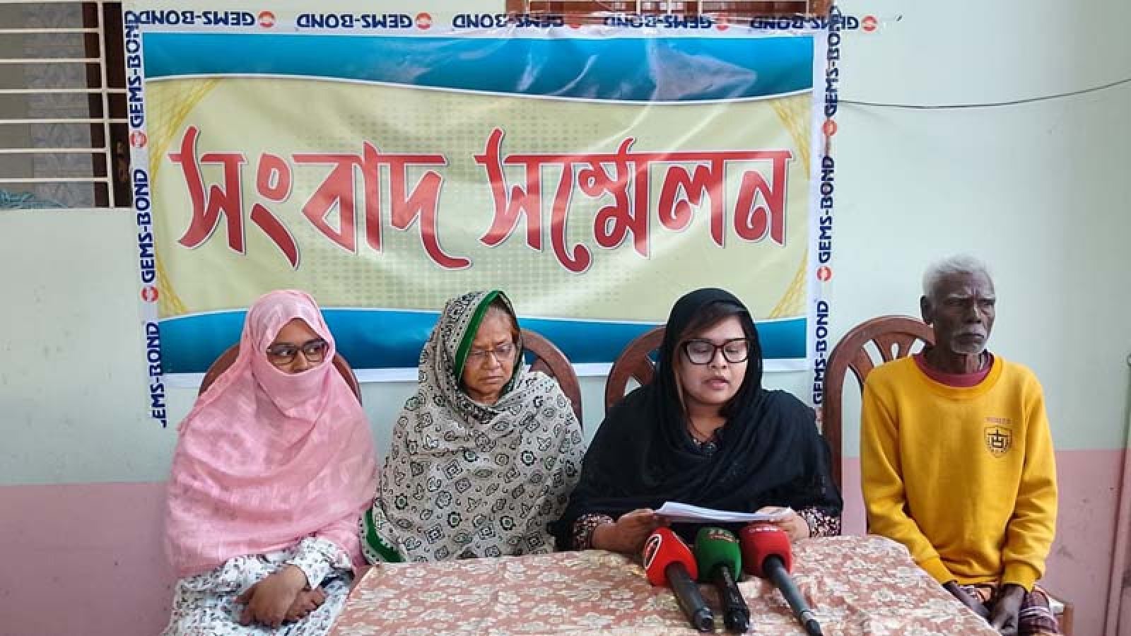 রাজশাহীতে বাড়ির জমি দখলে সীমানা প্রাচীর