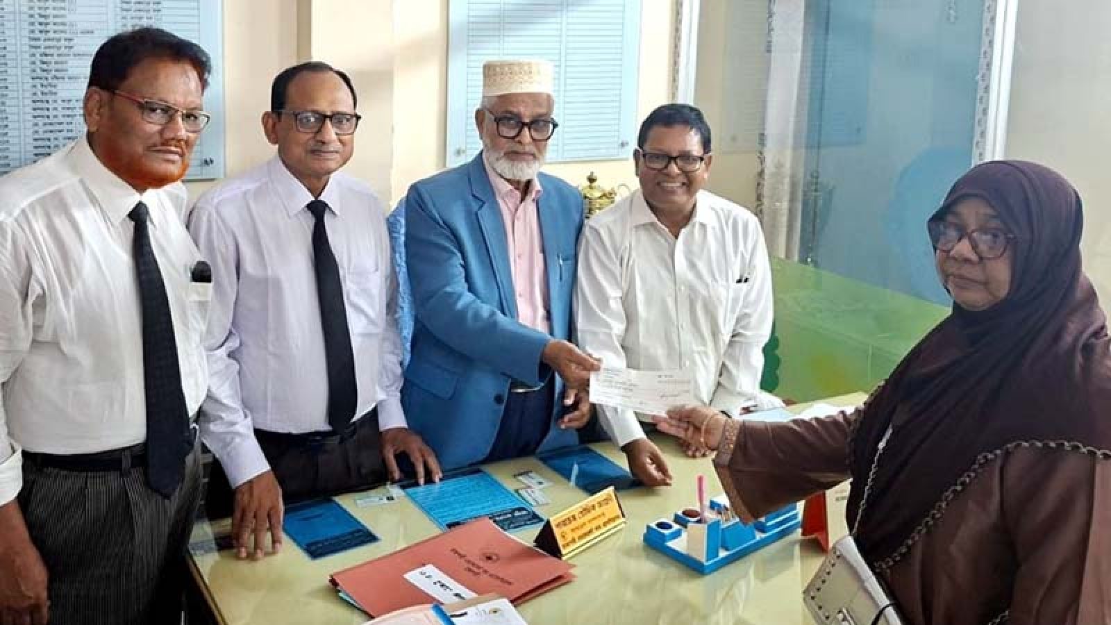আইনজীবী কল্যাণ তহবিলের অনুদানের চেক বিতরণ