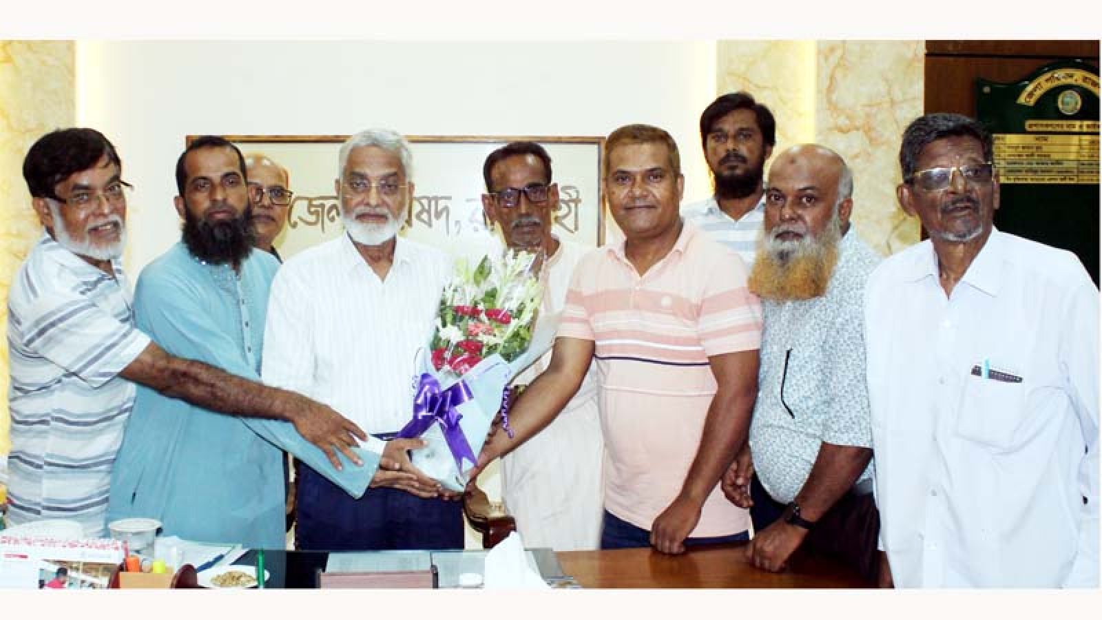 রাজশাহী সদর দলিল লেখক সমিতির পক্ষ থেকে জেলা পরিষদের প্রশাসককে ফুলেল শুভেচ্ছা