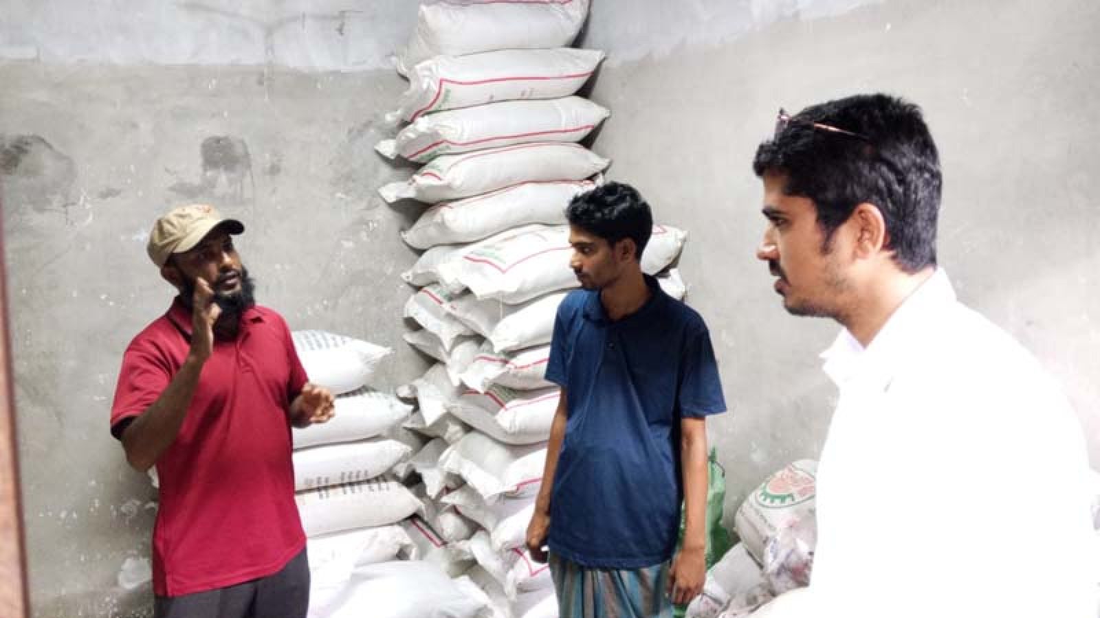 পুঠিয়ায় অবৈধ সার মজুতের বিরুদ্ধে মোবাইল কোর্টে  ৩০ হাজার টাকা জরিমানা