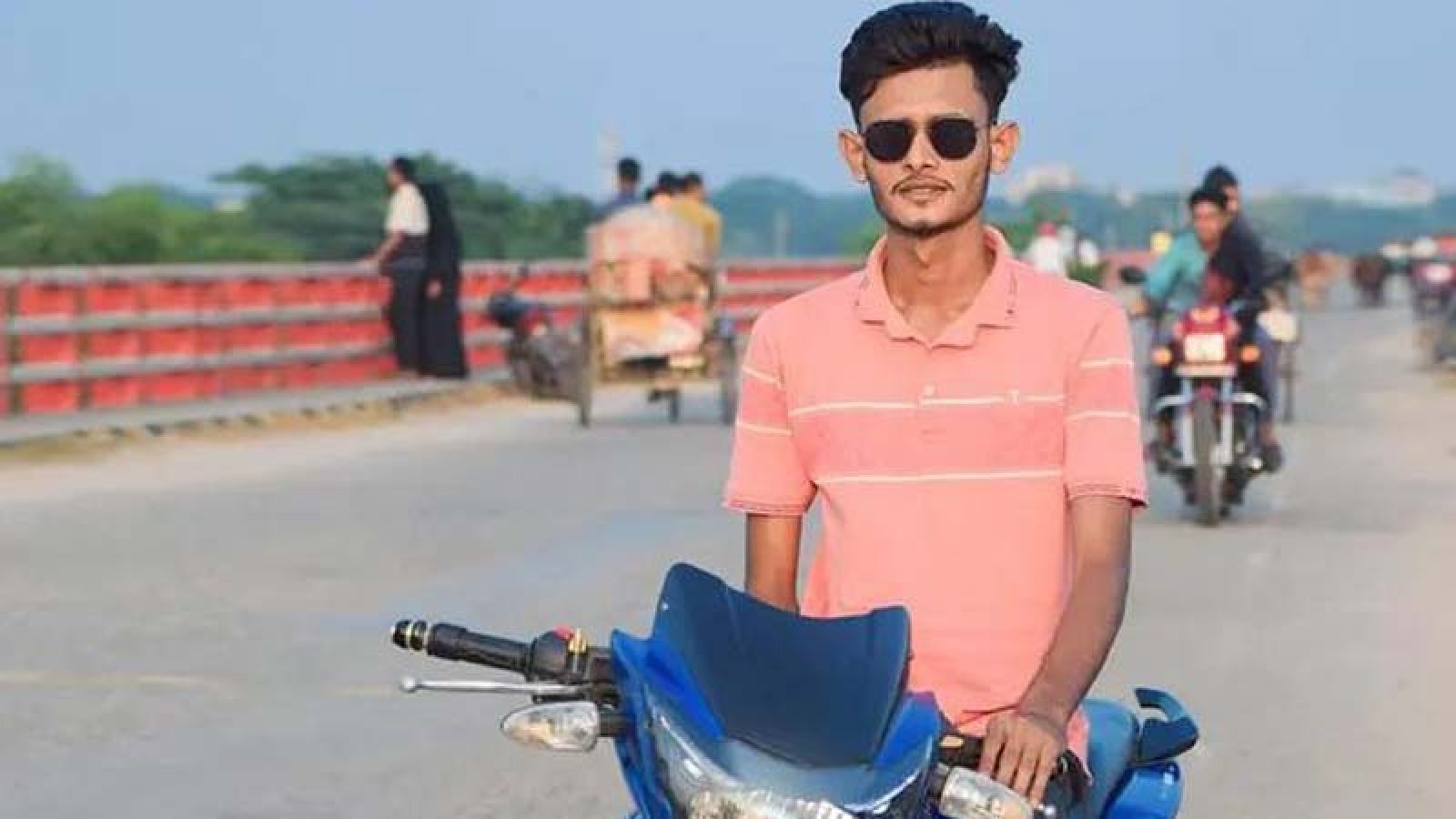 ফিল্মি স্টাইলে বরযাত্রীর গাড়ি থেকে নববধূকে তুলে নিলেন ছাত্রদল কর্মী