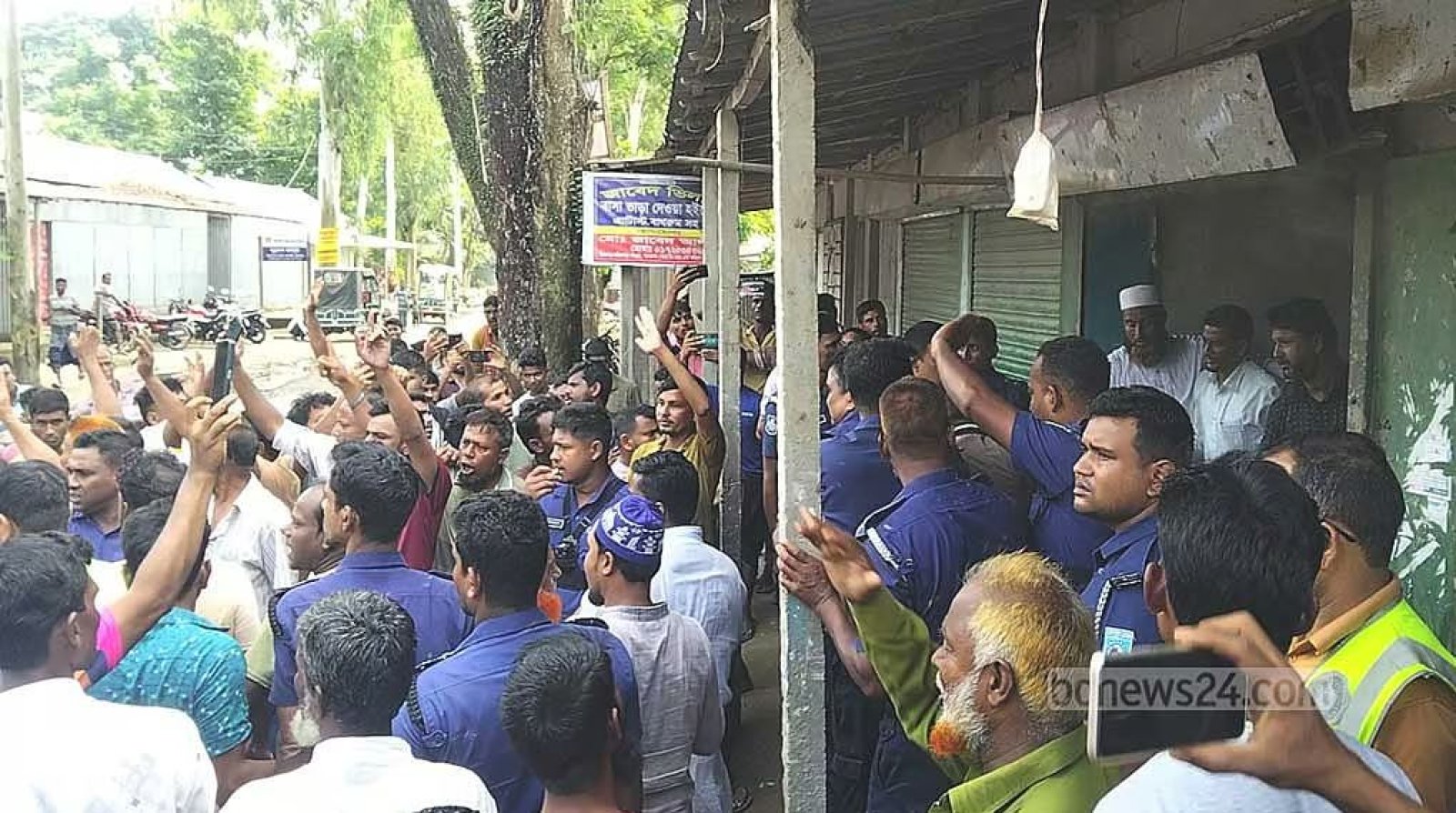 কুড়িগ্রামে সারের দাবিতে সড়ক অবরোধ, ৪ ঘণ্টা অবরুদ্ধ কৃষি কর্মকর্তা