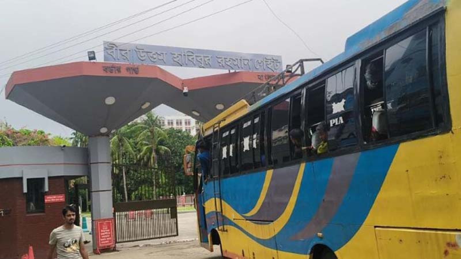 সাতক্ষীরা থেকে বাস রিজার্ভ করে পিলখানায় এলেন ৩৬ কসাই