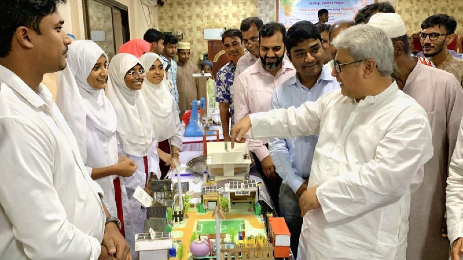 সৃজনশীল মেধা বিকাশে পবায় শিক্ষার্থীদের উদ্ভাবনী প্রতিযোগিতা