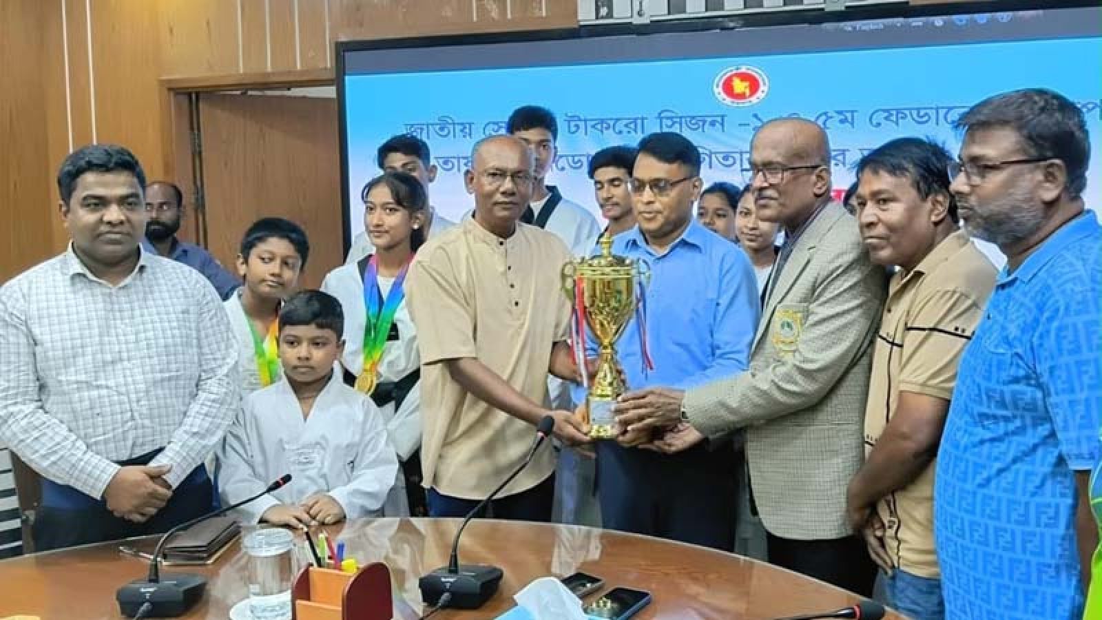 জেলা প্রশাসকের কাছে পঞ্চম ফেডারেশন কাপ তায়কোয়ানডো প্রতিযোগিতার ট্রফি হস্তান্তর