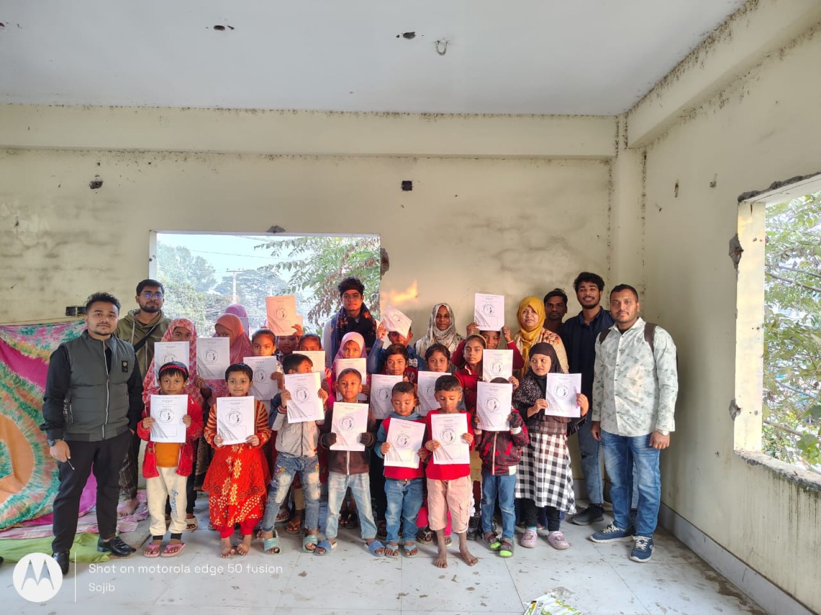 নগরীতে সুবিধাবঞ্চিত শিশুদের মাঝে শিক্ষা সামগ্রী বিতরণ