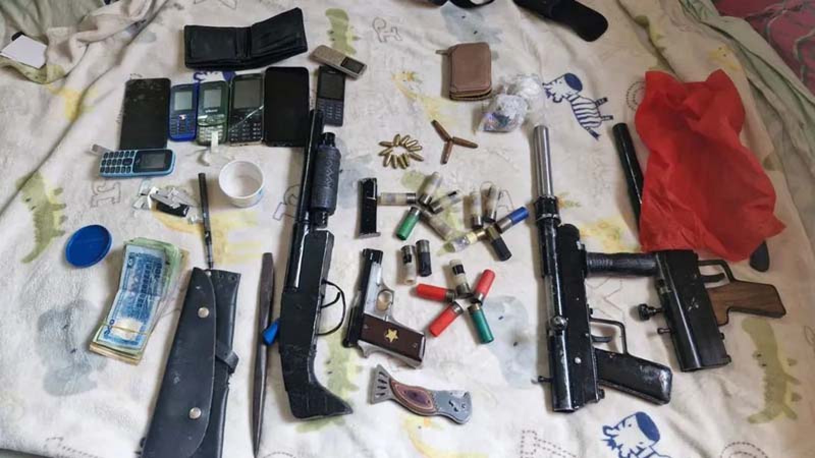 চট্টগ্রামে অত্যাধুনিক অস্ত্রসহ ‘শীর্ষ সন্ত্রাসী’ মনা গ্রেপ্তার