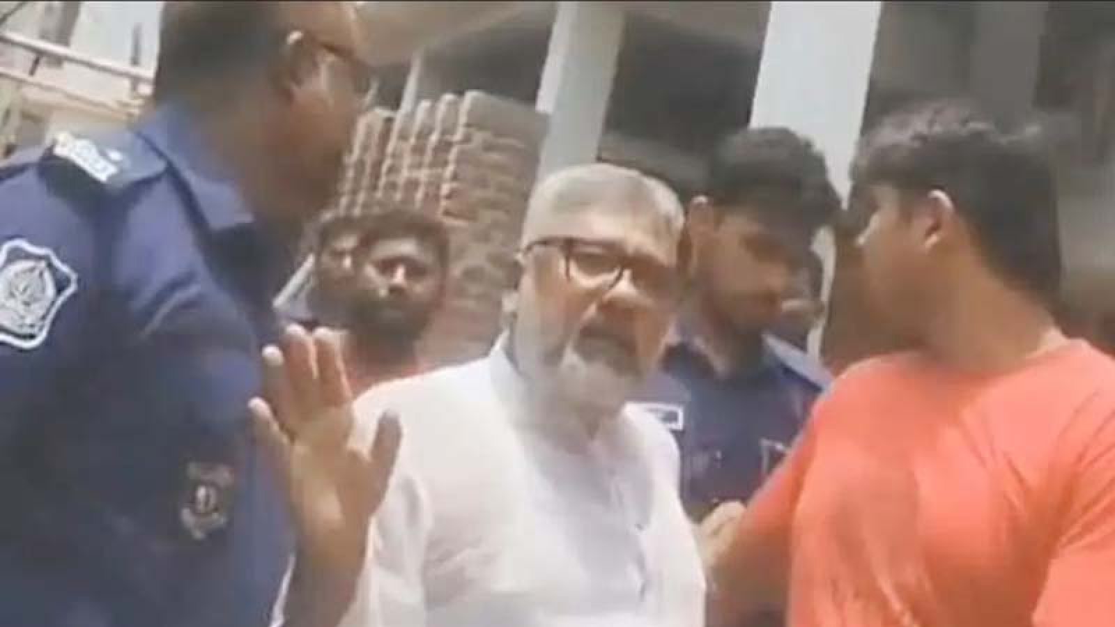 কালীগঞ্জে আ. লীগ নেতাকে পুলিশের কাছ থেকে ছিনিয়ে নিলেন নেতাকর্মীরা