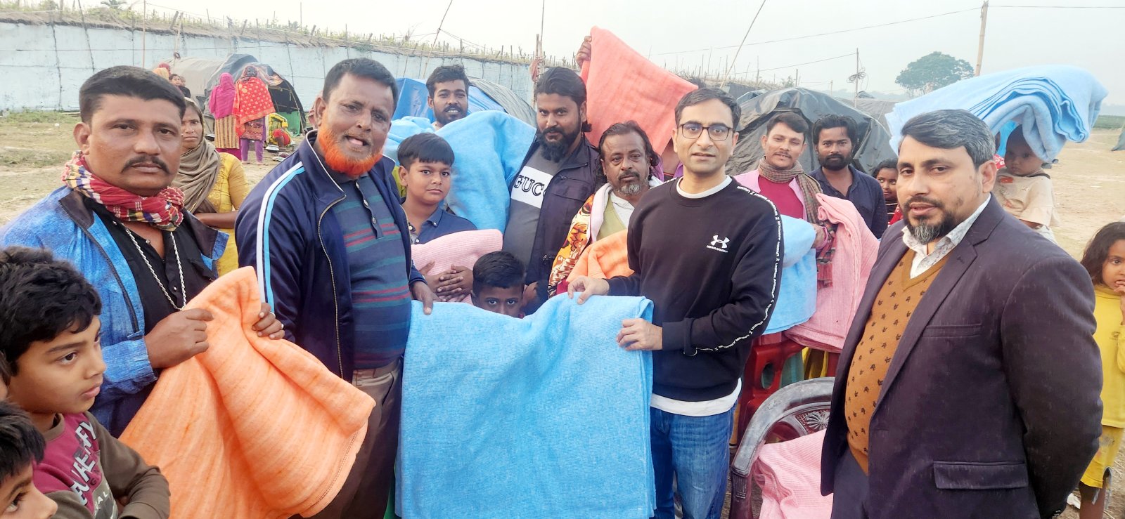 বাগমারায় উপজেলা প্রশাসনের উদ্যোগে শীত বস্ত্র বিতরন