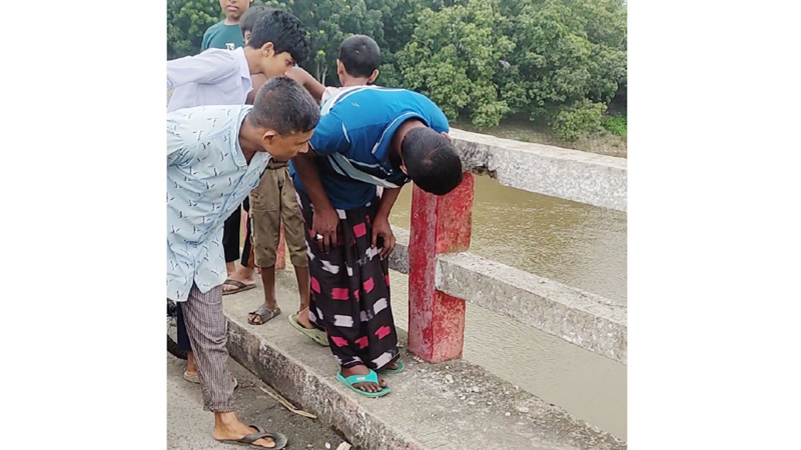 বদলগাছীতে মোবাইল ফোনে কথা বলার সময় বজ্রপাতে নিহত এক