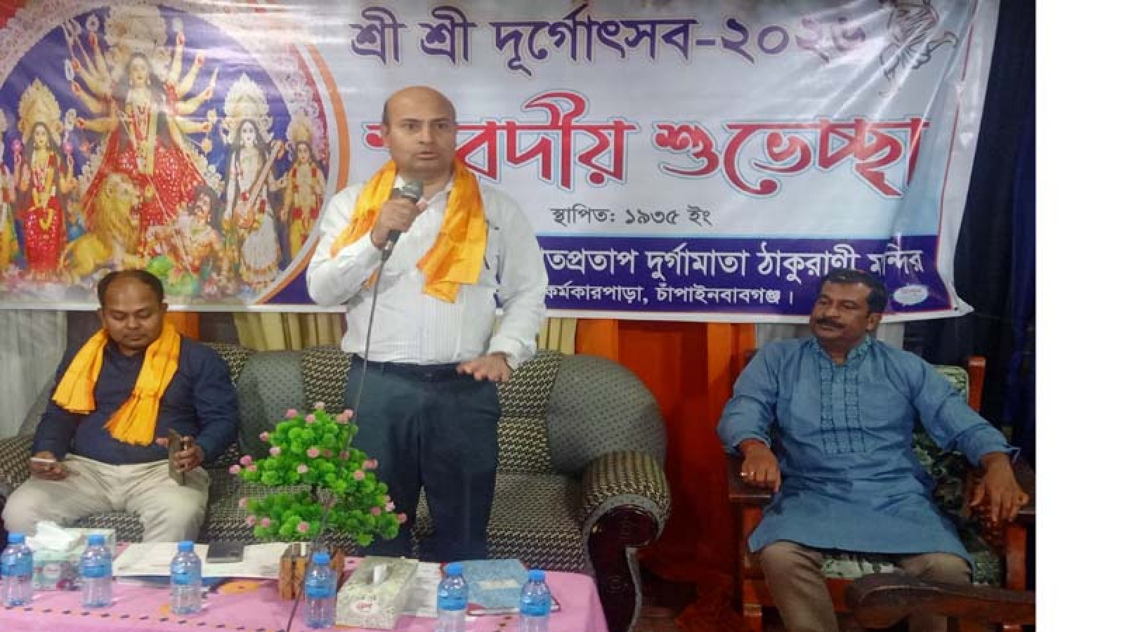 চাঁপাইনবাবগঞ্জে দুর্গাপূজার মণ্ডপ পরিদর্শনে জেলা প্রশাসক, সম্প্রীতি বজায় রাখার আহ্বান