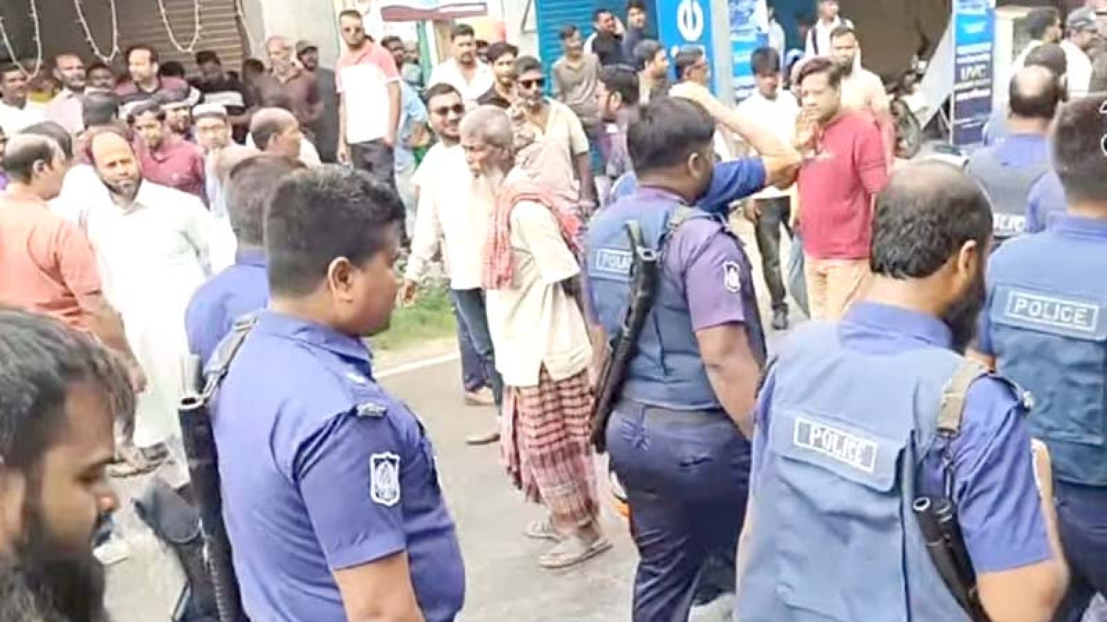 পুলিশি প্রহরায় ঈশ্বরদীতে বিএনপির পাল্টাপাল্টি কর্মসূচি