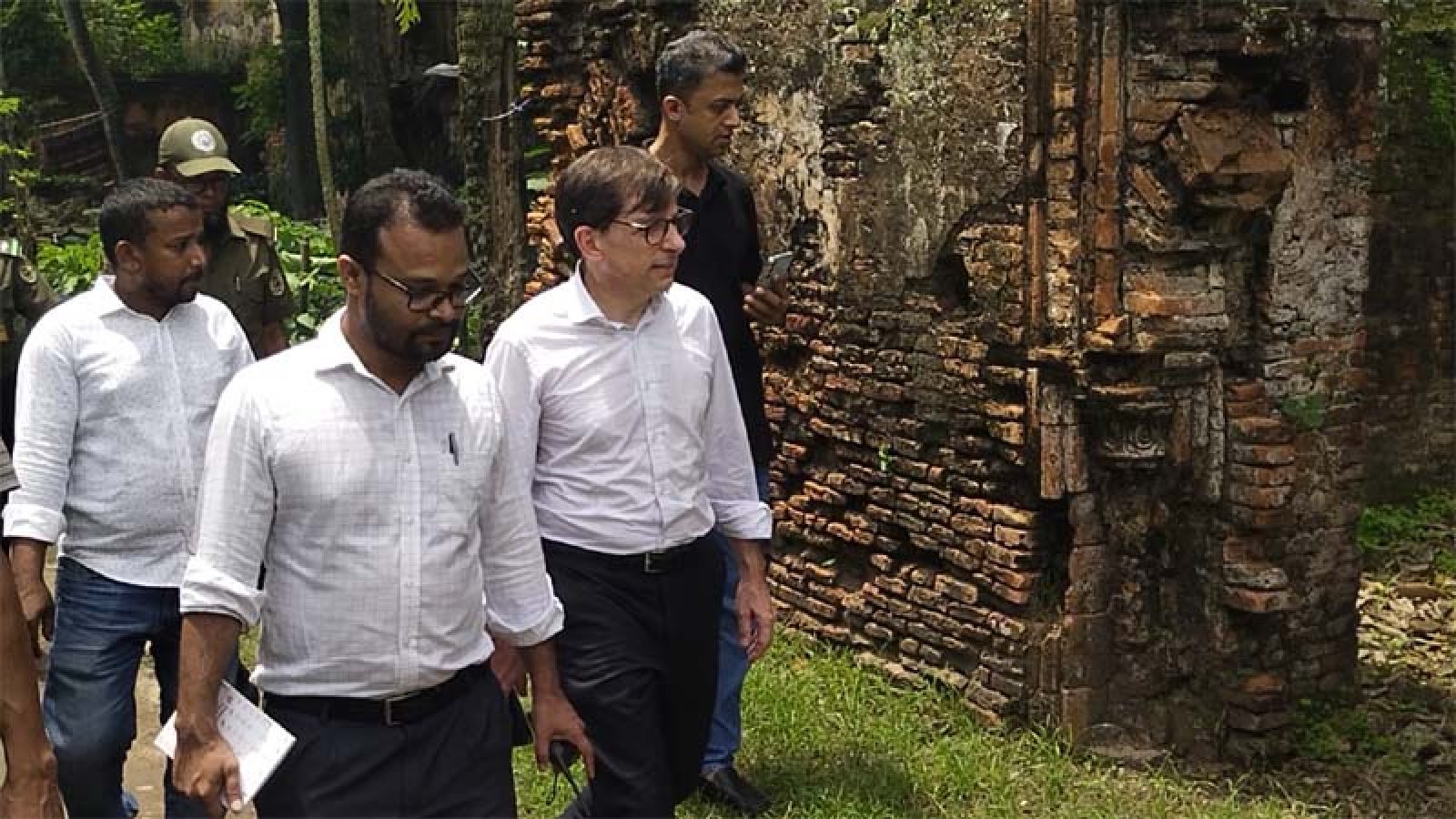 নাটোর রাজবাড়ি পরিদর্শনে বাংলাদেশে নিযুক্ত ফ্রান্সের রাষ্ট্রদূত