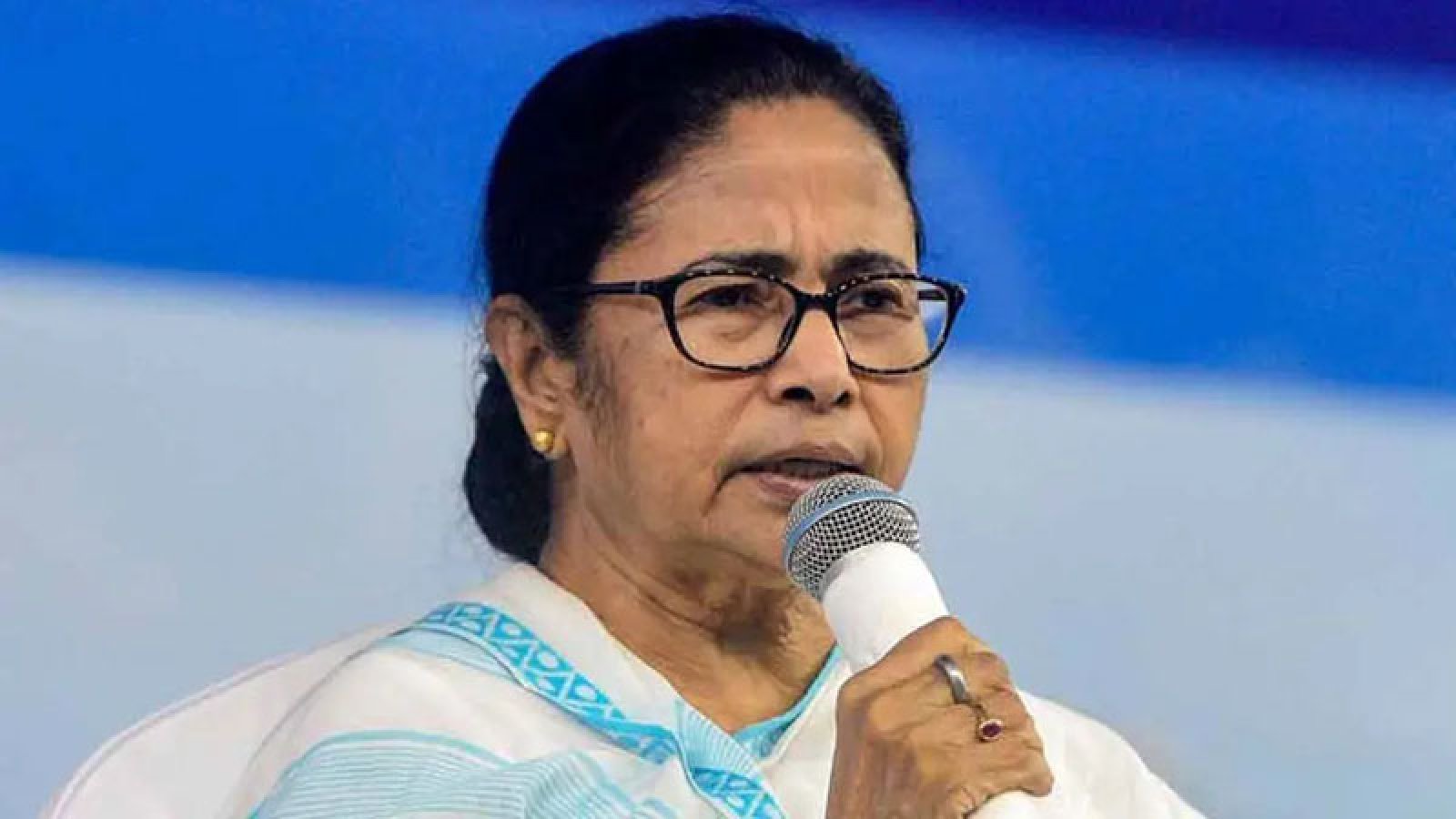 বিজেপি এগিয়ে, মমতা বললেন ‘ওয়েট অ্যান্ড সি’