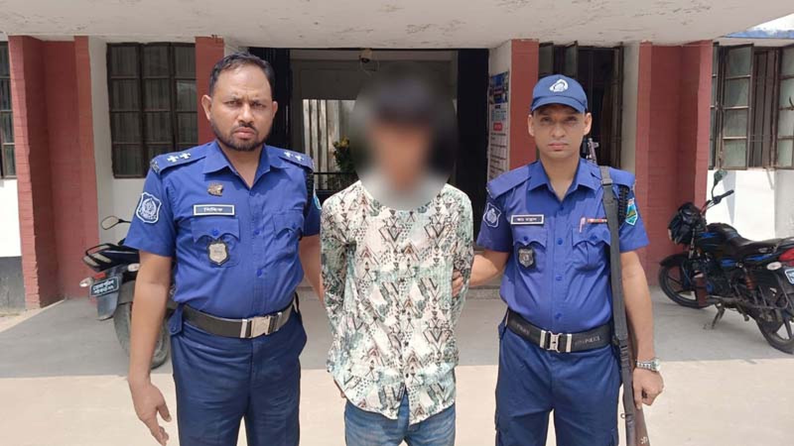 চাটমোহরে তৃতীয় শ্রেণির ছাত্রীকে ধর্ষণের অভিযোগে কিশোর আটক