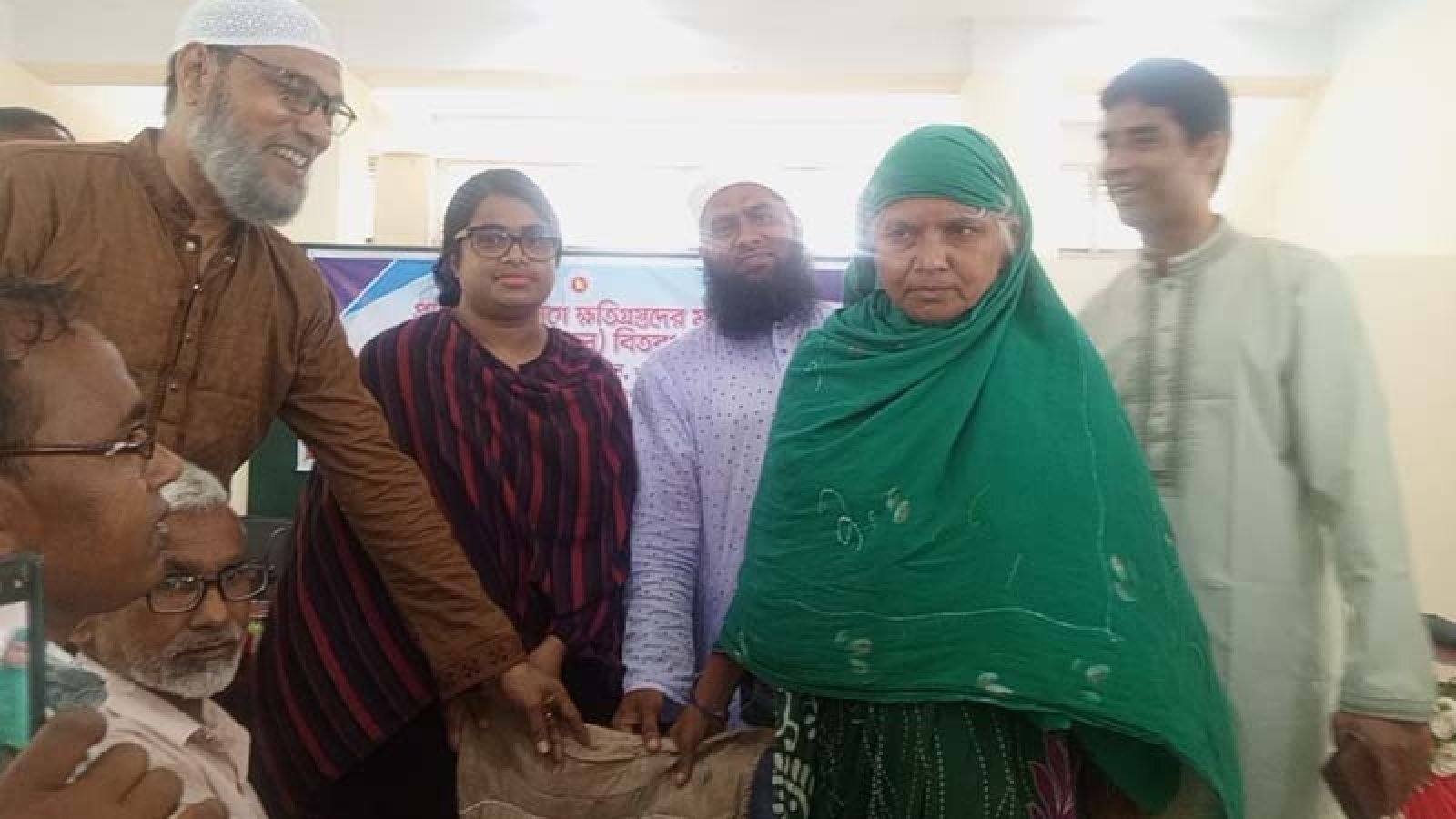 সাপাহারে প্রাকৃতিক দুর্যোগে ক্ষতিগ্রস্তদের মাঝে চাল বিতরণ