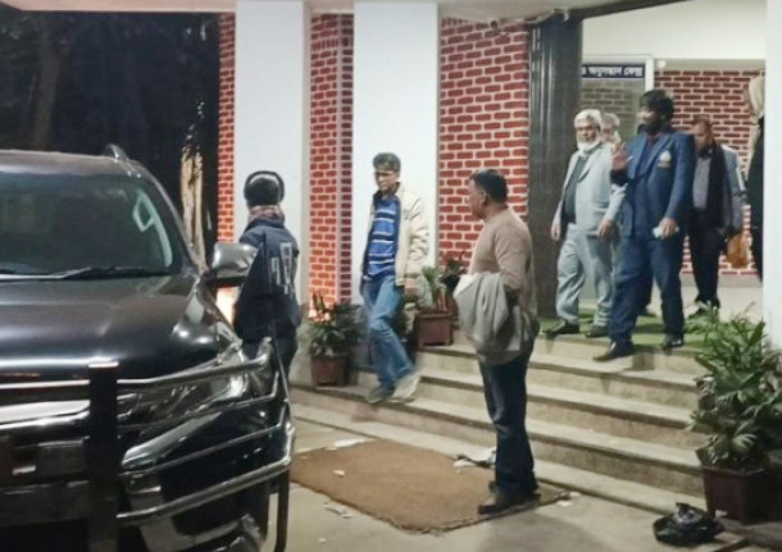 উত্তাল শাহজালাল বিশ্ববিদ্যালয়, ১৩ ঘণ্টা পর মুক্তি পেলেন প্রোভিসি
