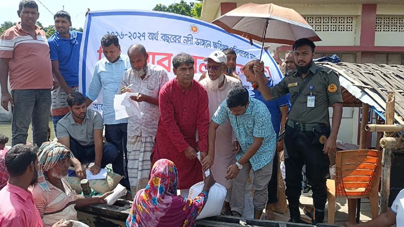 শিবগঞ্জে পানিবন্দি পরিবারের মাঝে ত্রাণ বিতরণ