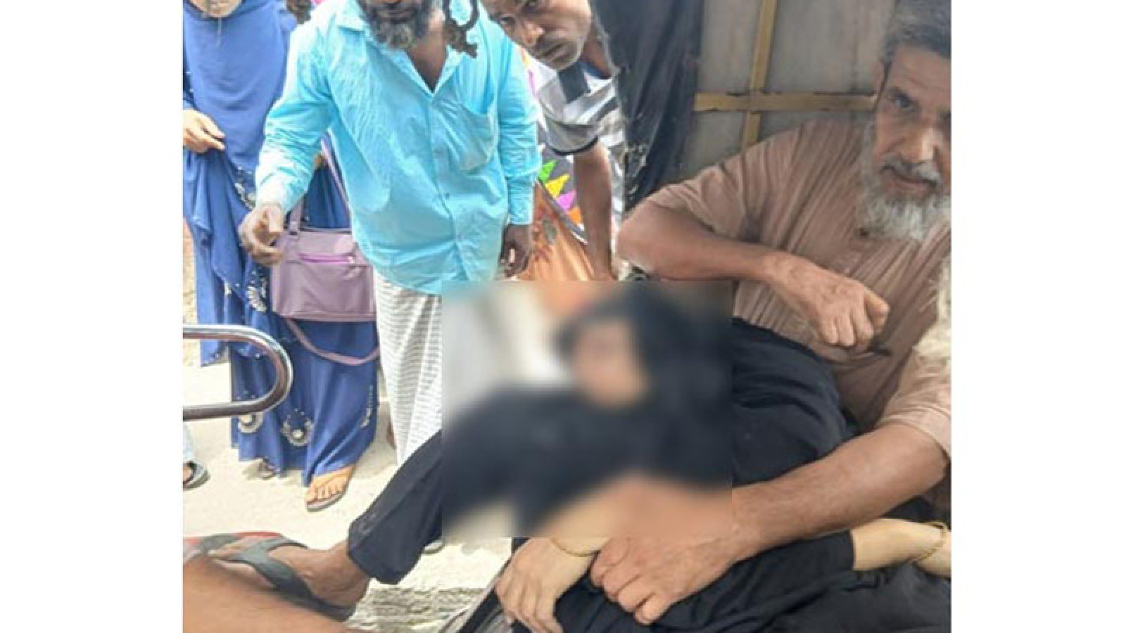 আদালতে হাজিরা দিতে এসে স্বামীর কোলে স্ত্রীর মৃত্যু