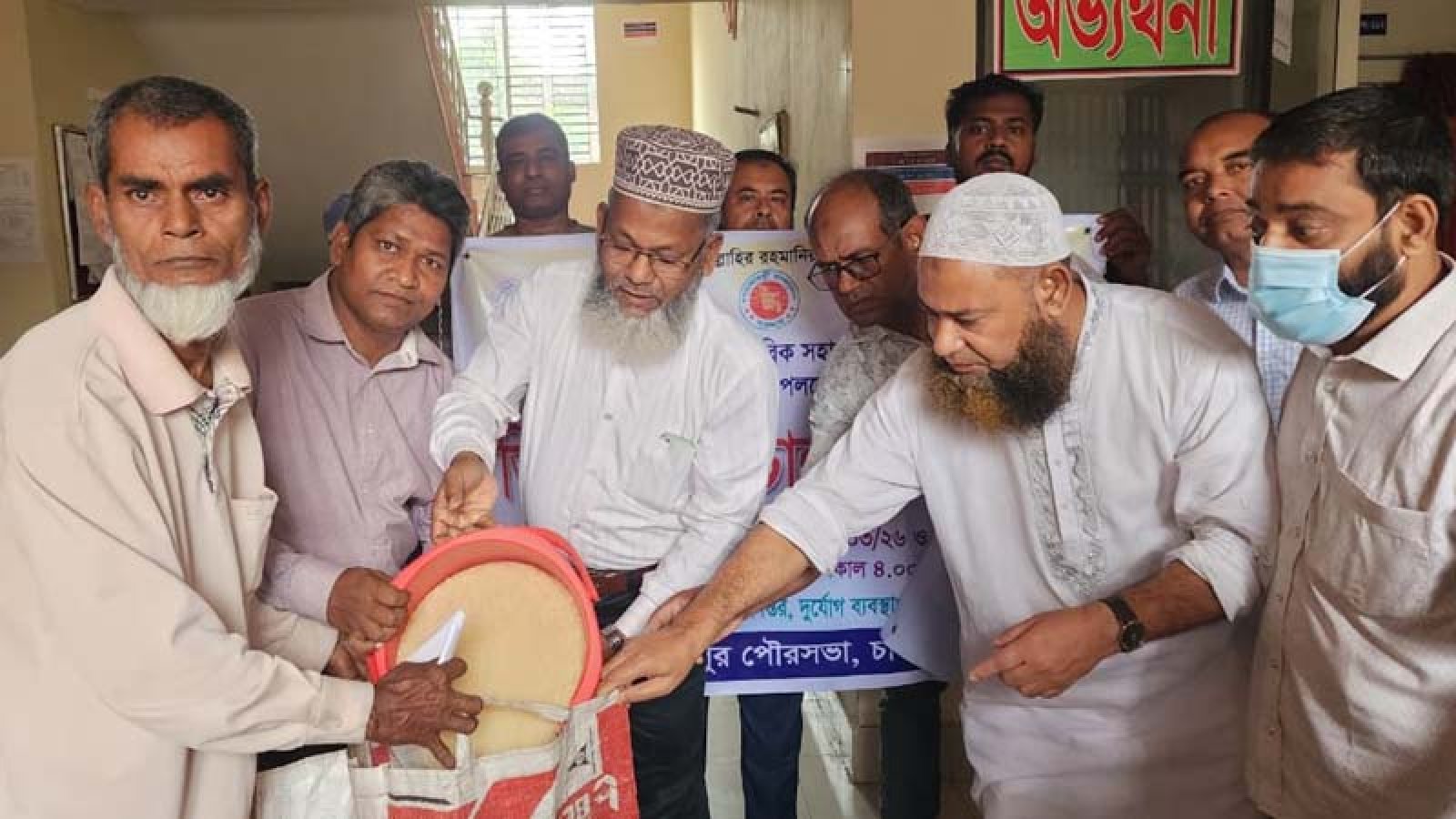 রহনপুর পৌরসভায় ভিজিএফের চাল বিতরণ