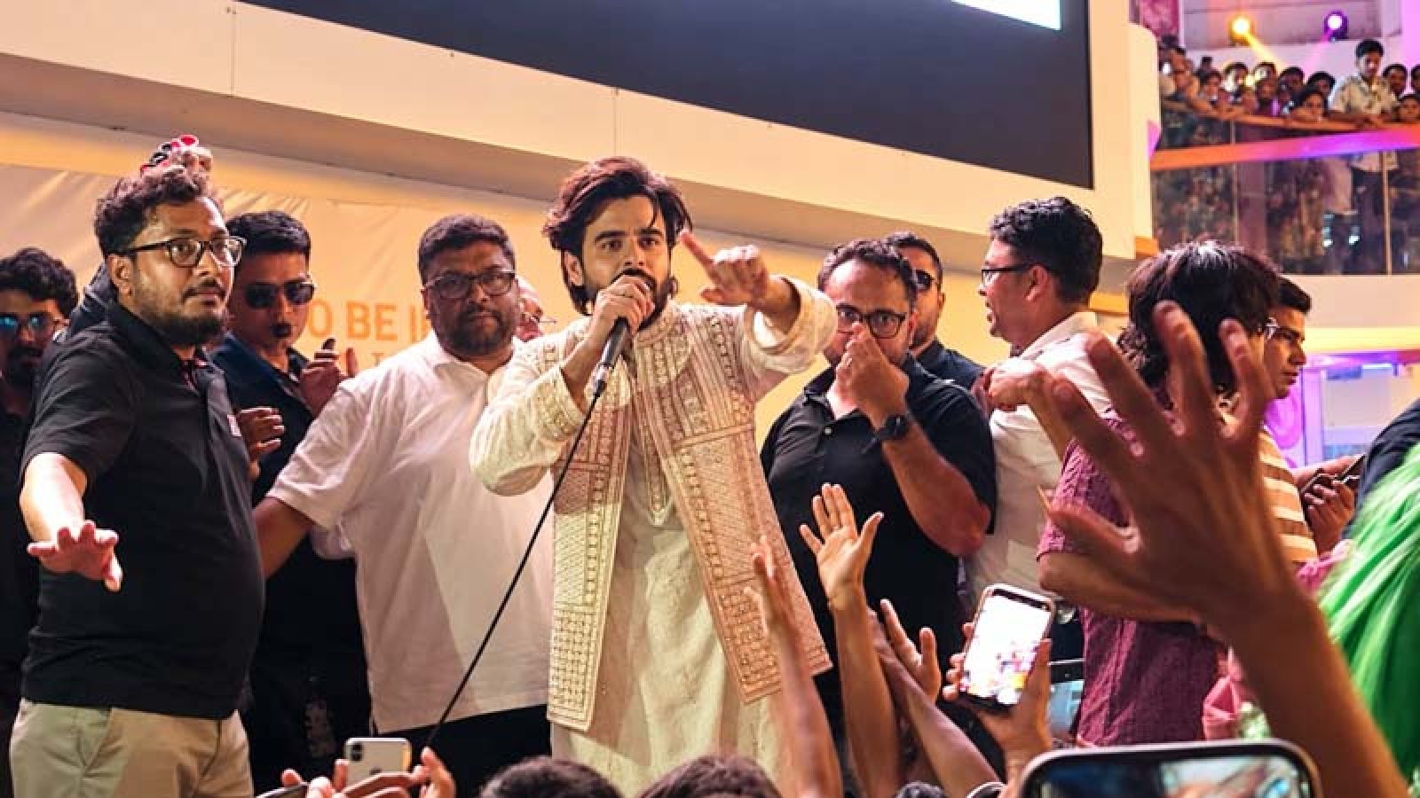 জমকালো আয়োজনে পাবনায় সেইলর আউটলেটের উদ্বোধন করলেন চিত্রনায়ক সিয়াম