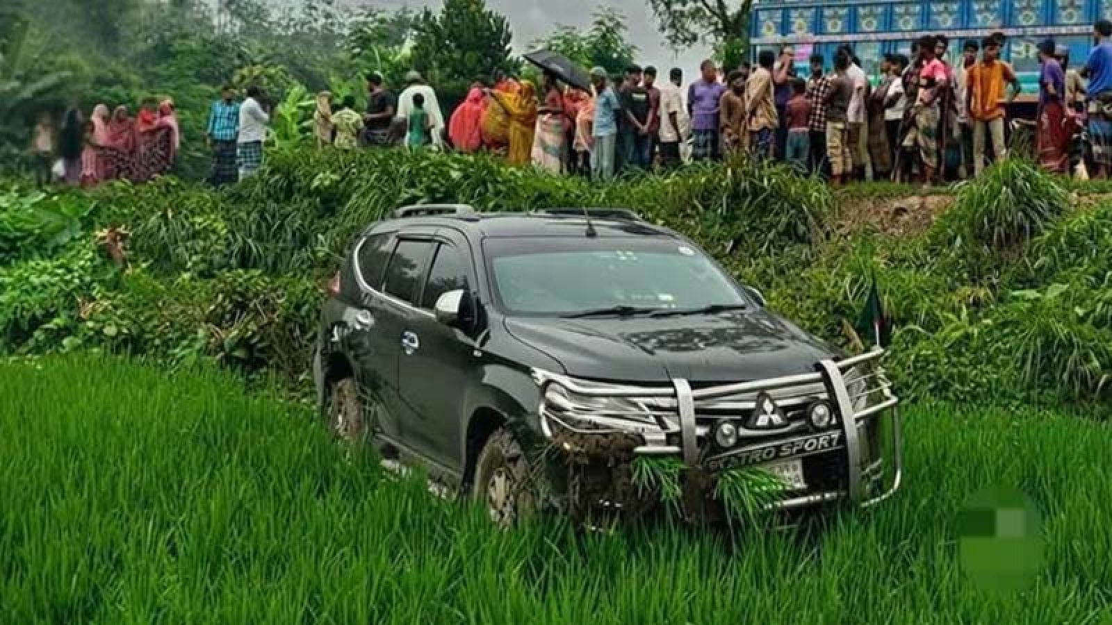বগুড়ায় জনপ্রশাসন প্রতিমন্ত্রীর গাড়ি দুর্ঘটনার কবলে