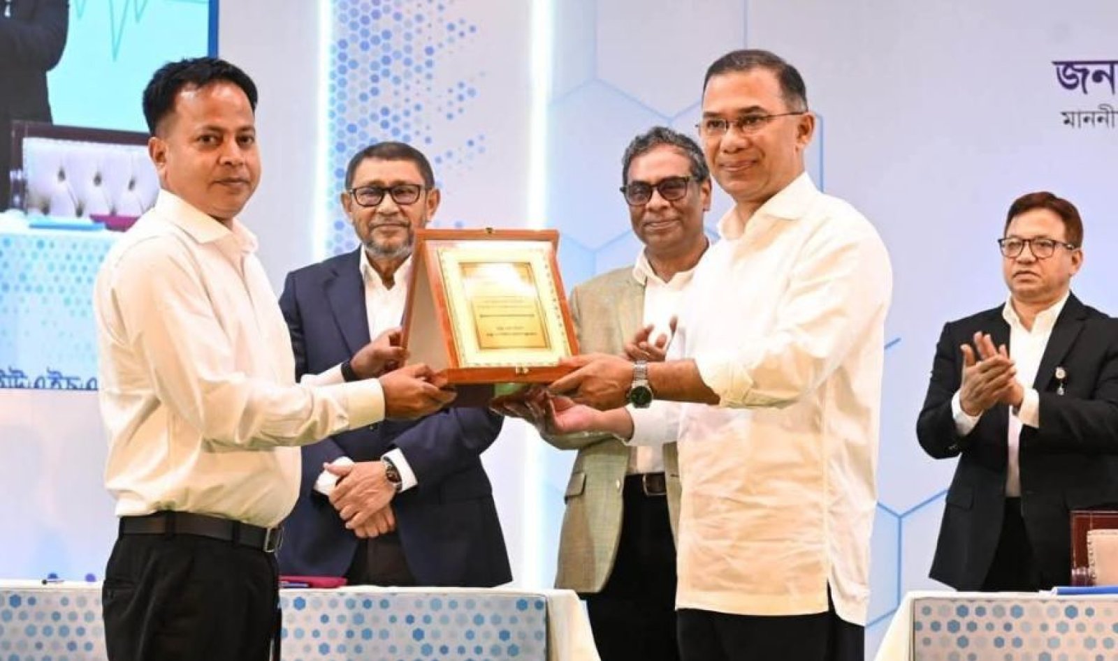 উপজেলা স্বাস্থ্য ব্যবস্থাপনায় শ্রেষ্ঠত্বের স্বীকৃতি পেলেন বগুড়ার শেরপুরের ডা. সাজিদ