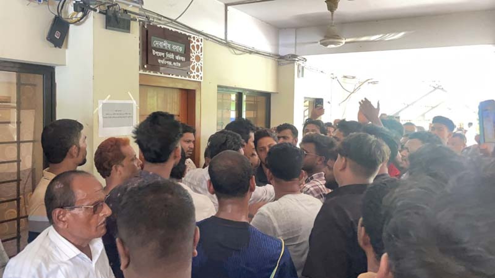লালপুর ও বাগাতিপাড়ায় ফ্যামিলি কার্ডের নিয়োগ নিয়ে বিক্ষোভ, ইউএনওর কক্ষে লাথি-ভাঙচুর