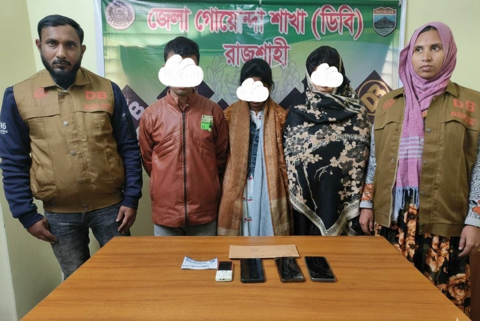 রাজশাহীর ডিবি পুলিশ কর্তৃক ৫০ গ্রাম হেরোইন ও ১০০ পিস ইয়াবাসহ ৩জন গ্রেফতার