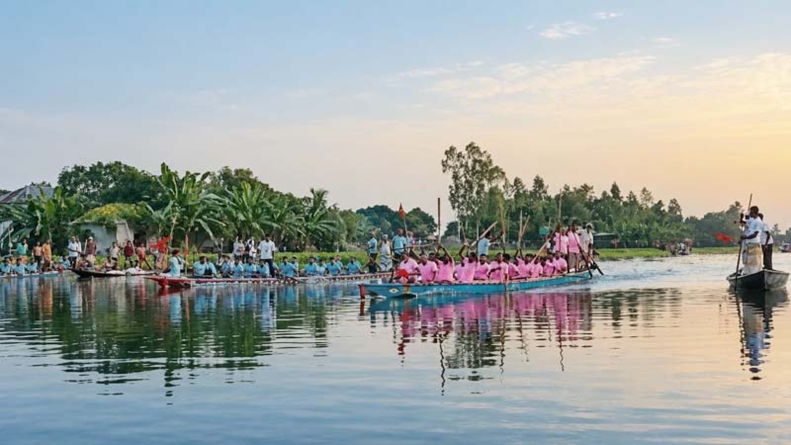 গ্রাম-বাংলার ঐতিহ্যবাহী নৌকা বাইচ উৎসবে মাতল দুই উপজেলার মানুষ