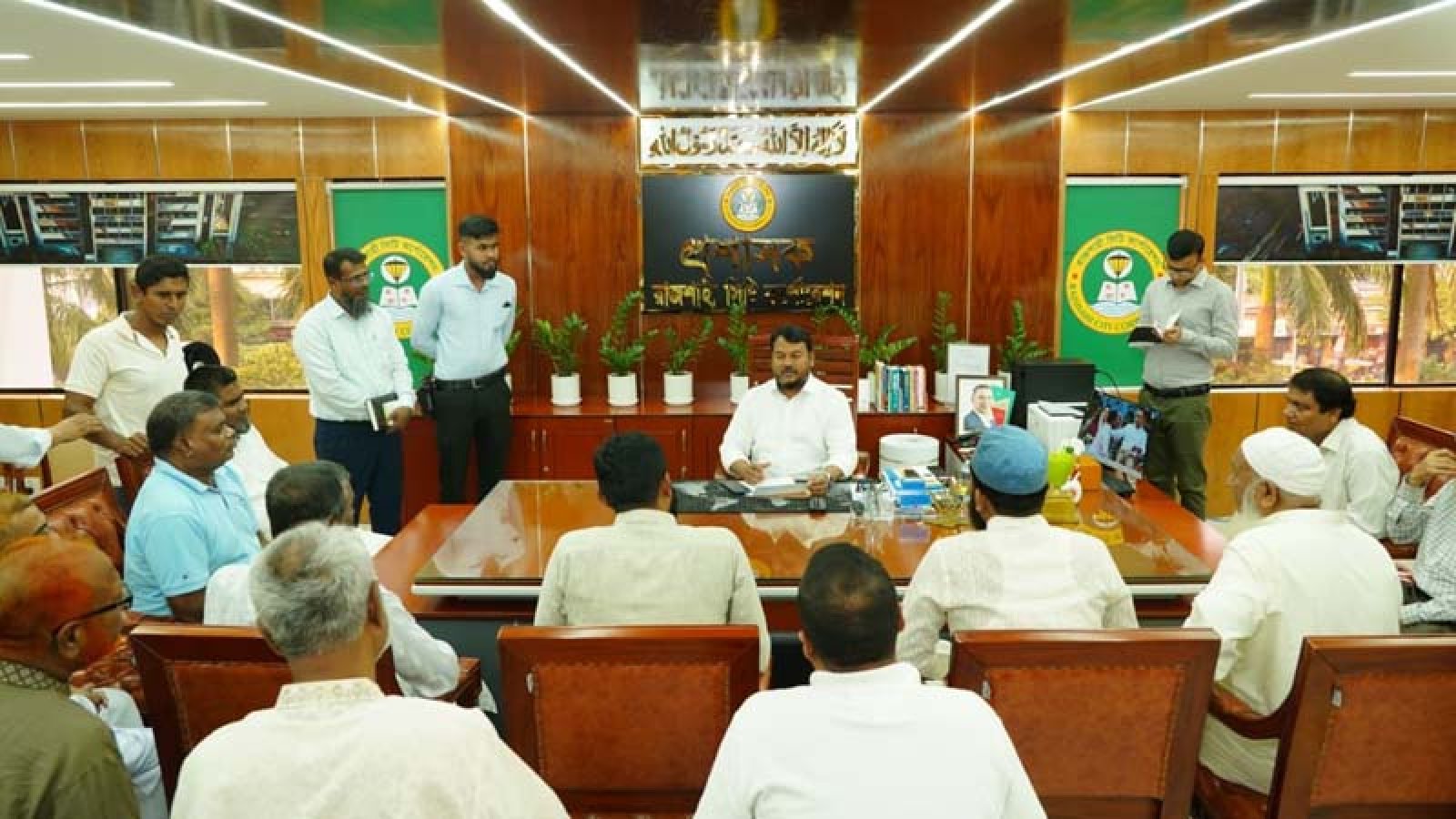 রাসিক প্রশাসকের সঙ্গে মসজিদ কমিটির নেতৃবৃন্দের সৌজন্য সাক্ষাৎ