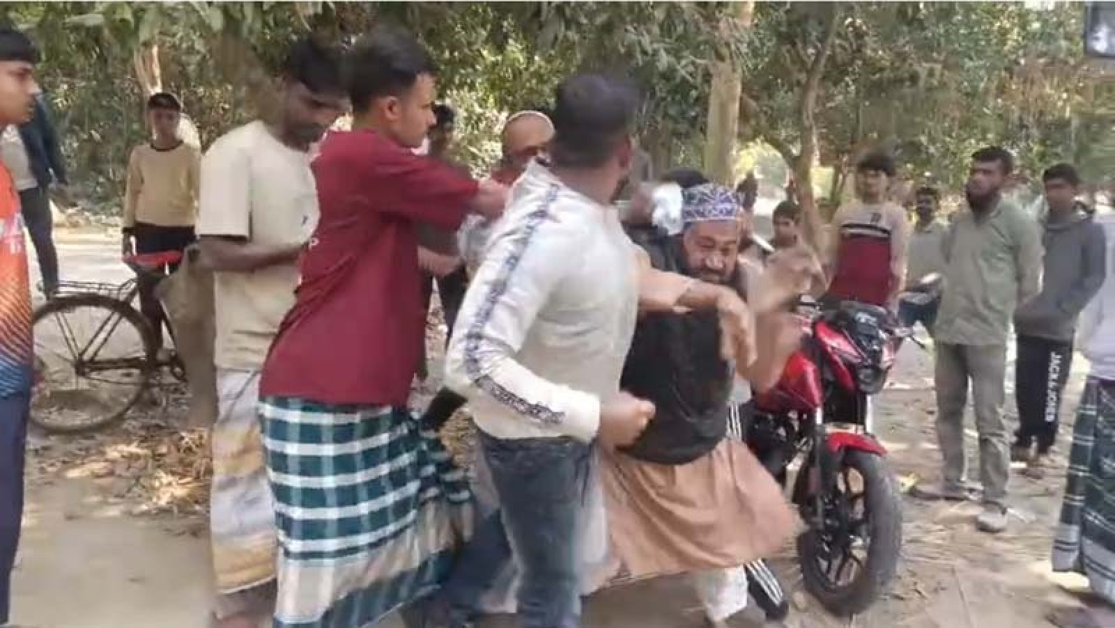 সুজানগরে জামায়াতের মহিলাকর্মীদের বাধা ও মারধরের অভিযোগ, প্রতিবাদে বিক্ষোভ