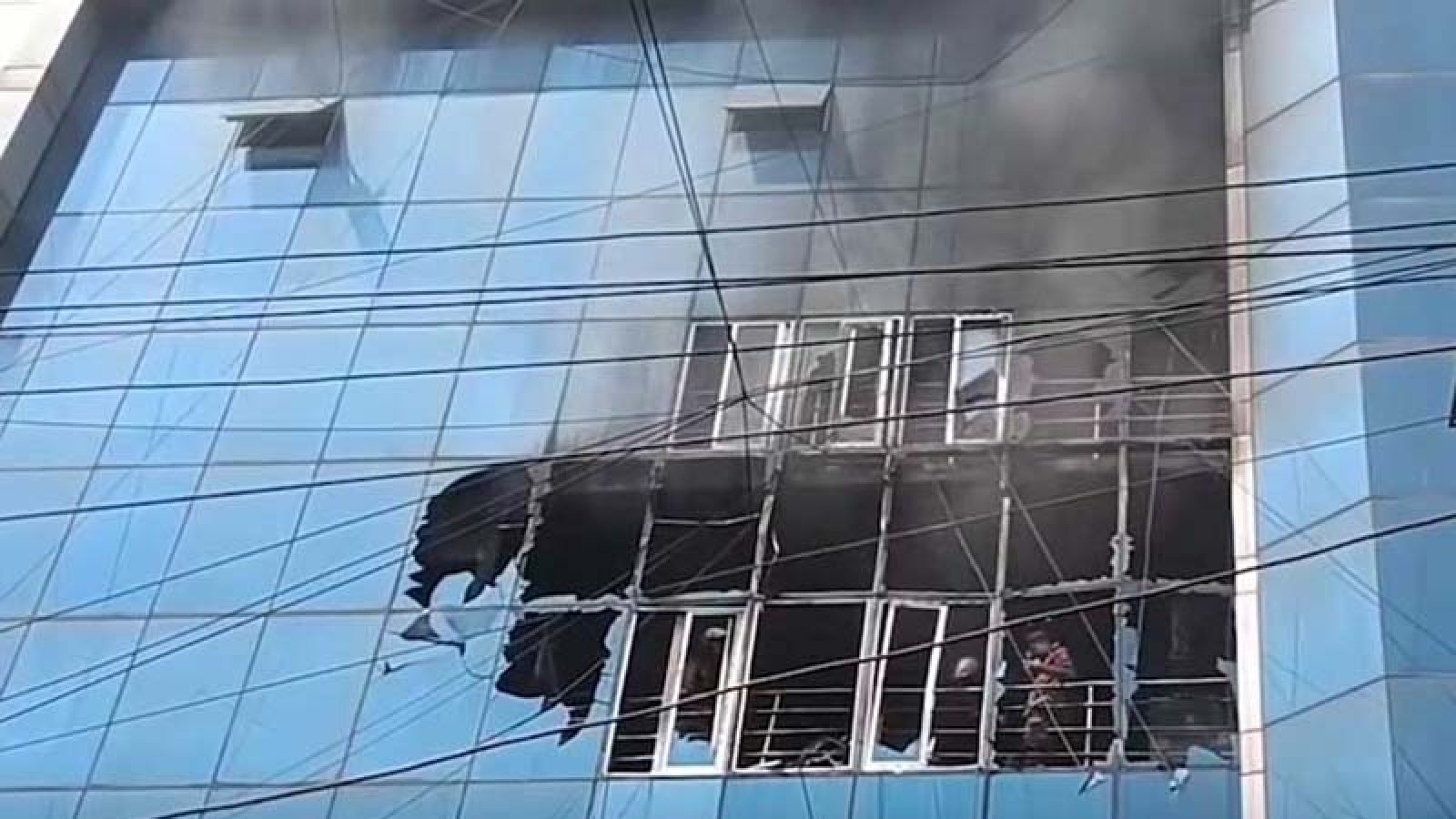 টেরিবাজারে বাণিজ্যিক ভবনে আগুন, ধোঁয়ায় অসুস্থ হয়ে দুজনের মৃত্যু