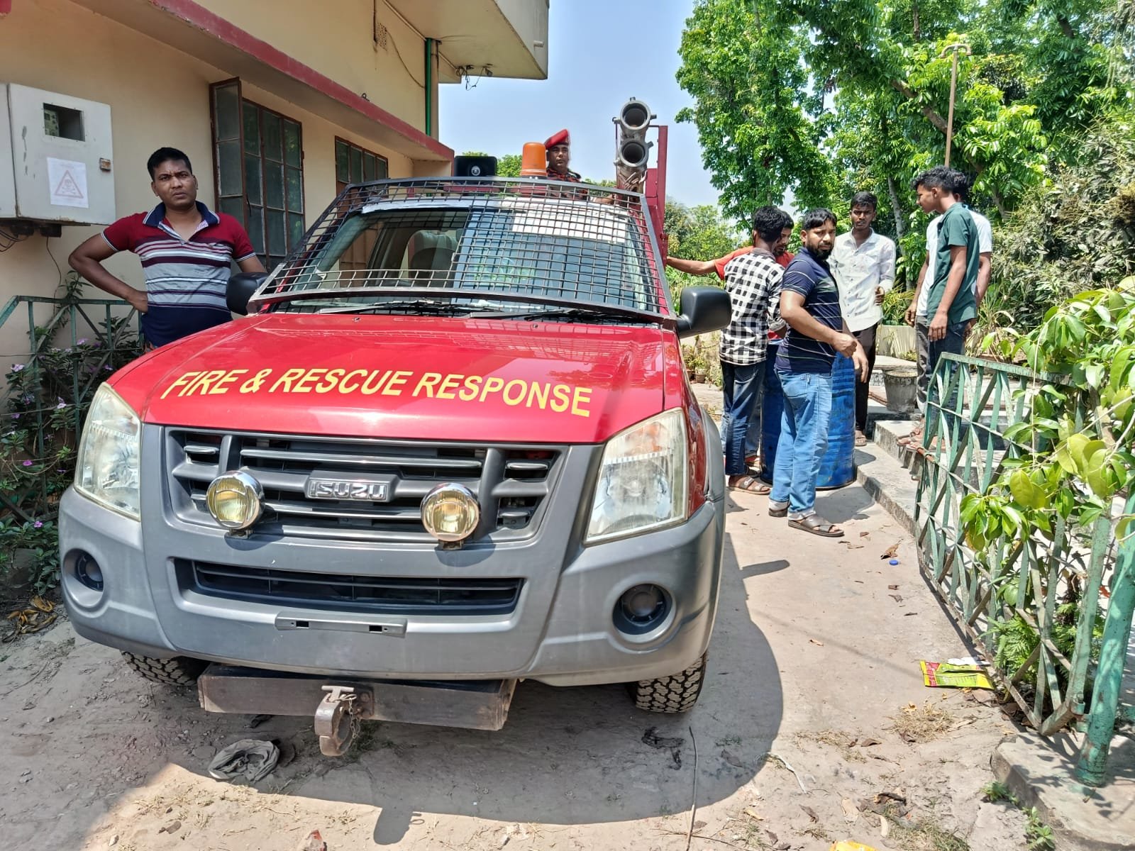 রাজশাহীতে ভুয়া চাহিদাপত্রে তেল নেওয়ার চেষ্টা, পাঁচ ফায়ার সার্ভিস কর্মীকে সদর দপ্তরে সংযুক্ত