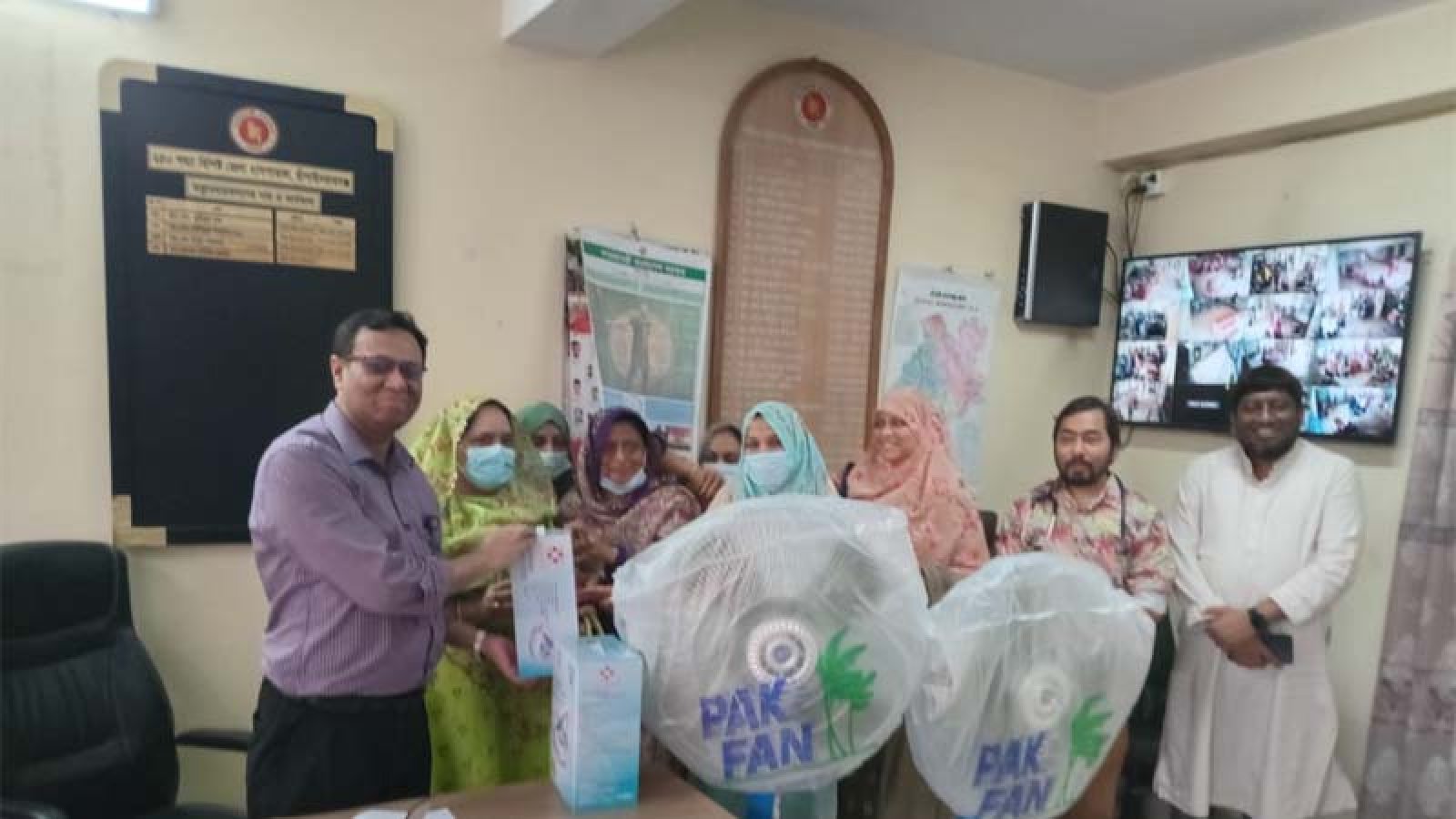 চাঁপাইনবাবগঞ্জে রোগীদের জন্য নেবুলাইজার ও ফ্যান উপহার