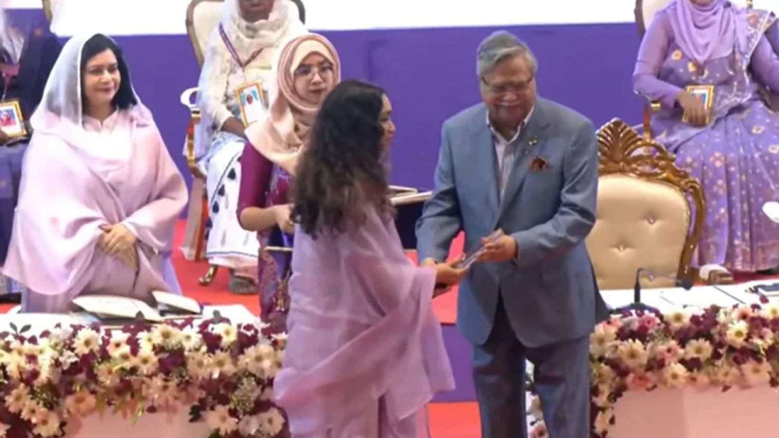 শ্রেষ্ঠ অদম্য নারী’ সম্মাননা পেলেন খালেদা জিয়া, গ্রহণ করলেন জাইমা রহমান