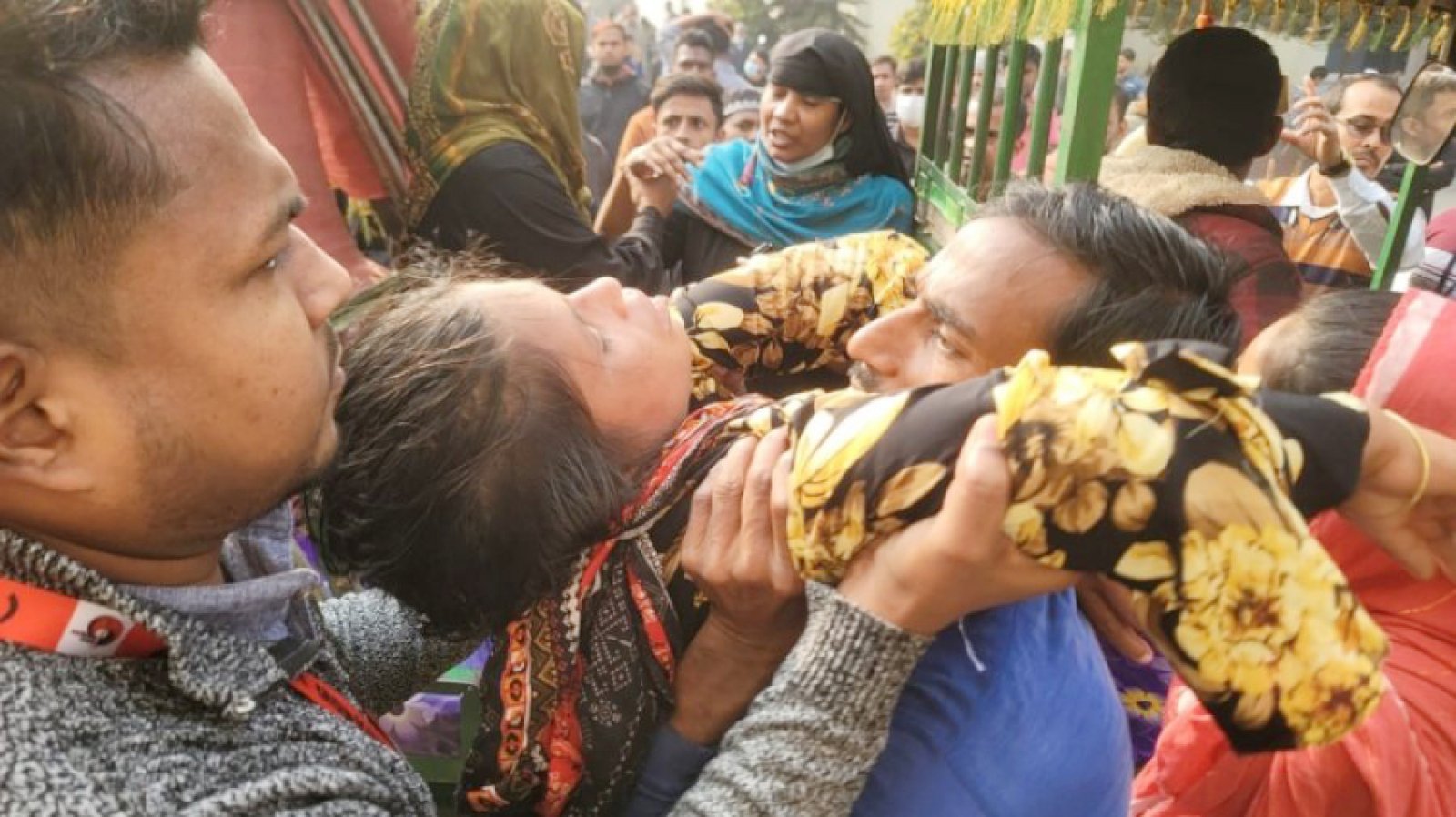 বেতনের দাবিতে আন্দোলন, শতাধিক শ্রমিক অসুস্থ