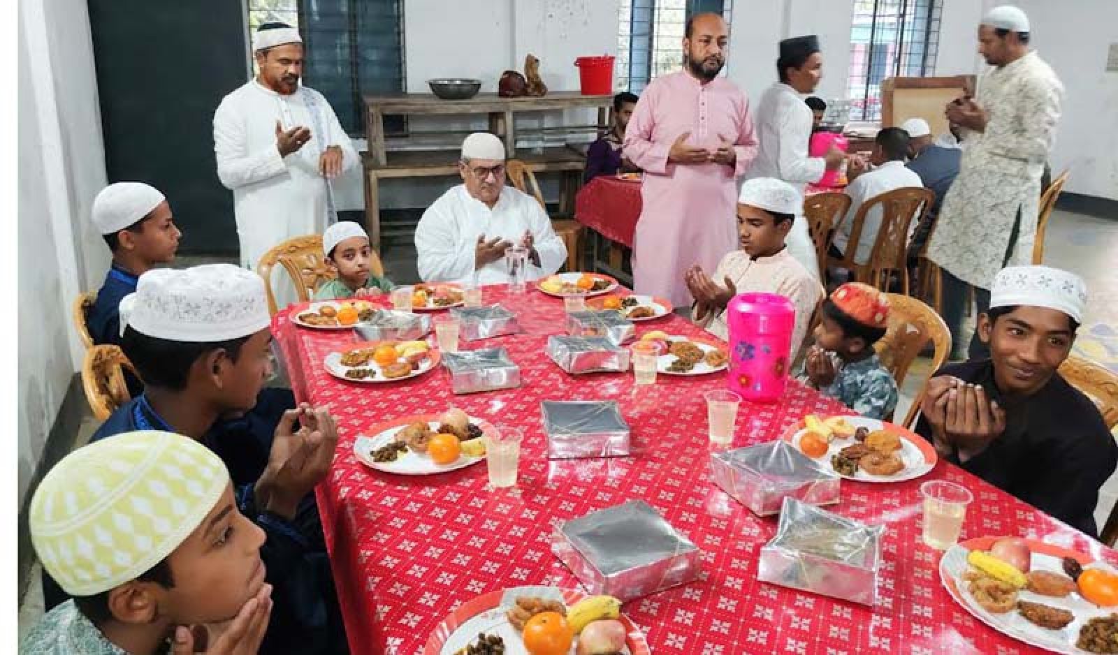 এতিম শিশুদের সাথে ইফতার করলেন এমপি মিলন