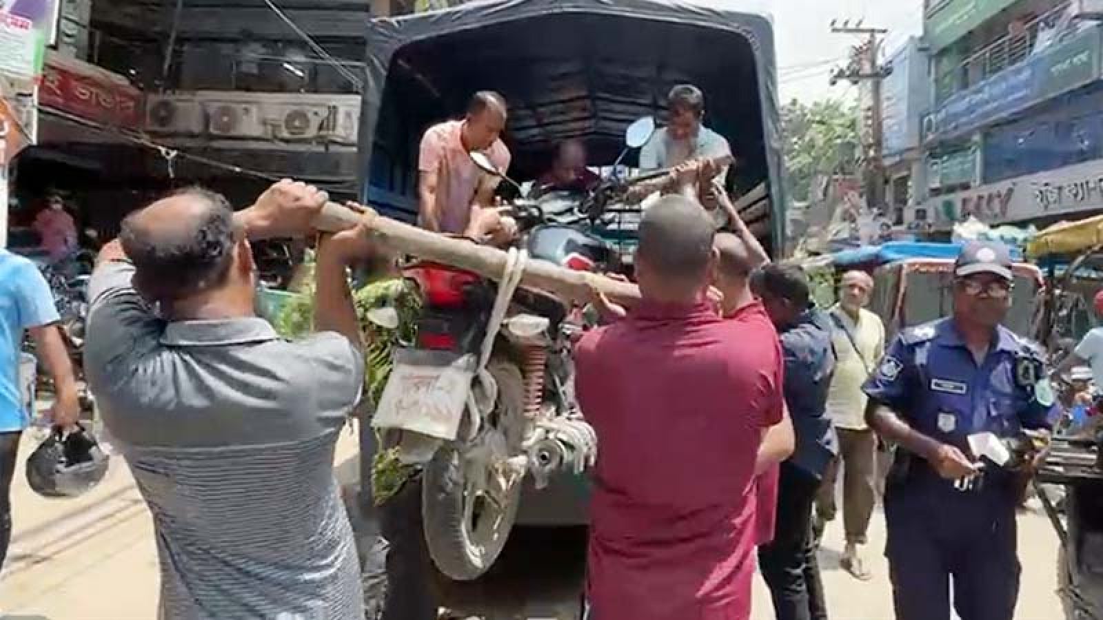 পাবনায় যানজট নিরসনে ট্রাফিক পুলিশের অভিযান; ২০টি যানবাহন জব্দ, মামলা ২৪টি
