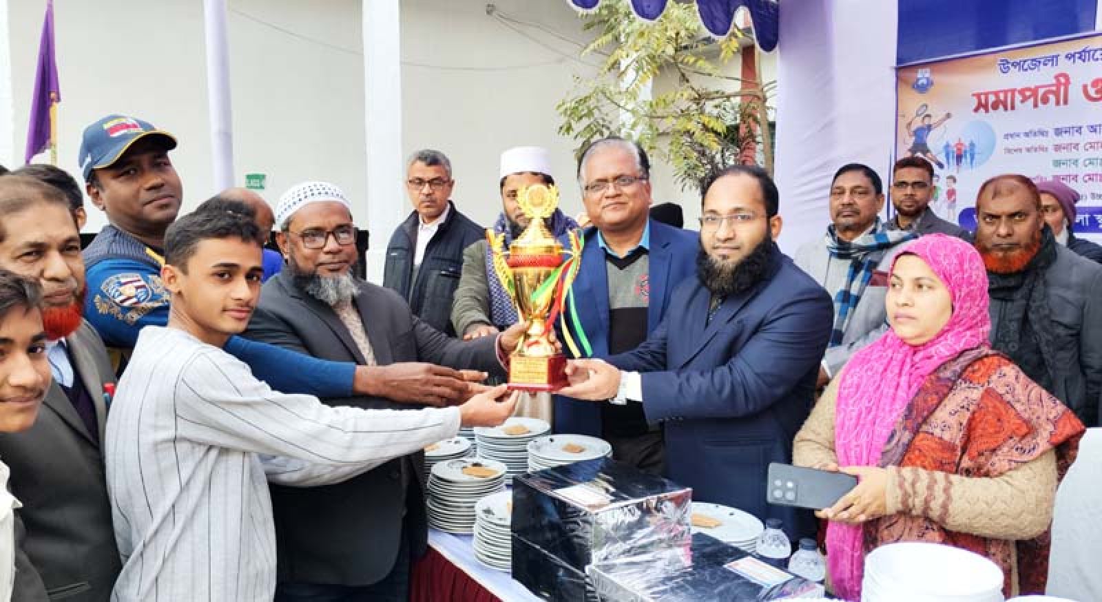 পবায় শীতকালীন ক্রীড়ায় শিক্ষার্থীদের সাফল্য, পুরস্কার তুলে দিলেন ইউএনও