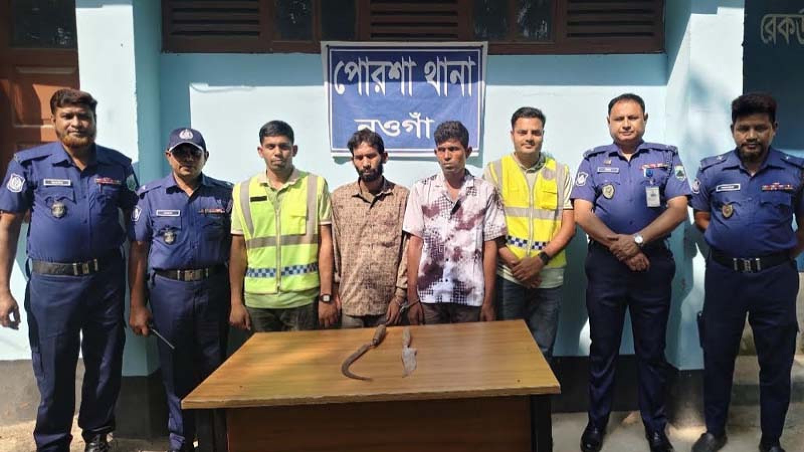 পোরশায় যাত্রীদের গলায় হাসুয়া ধরে ডাকাতি, ২৪ ঘণ্টায় গ্রেপ্তার ২