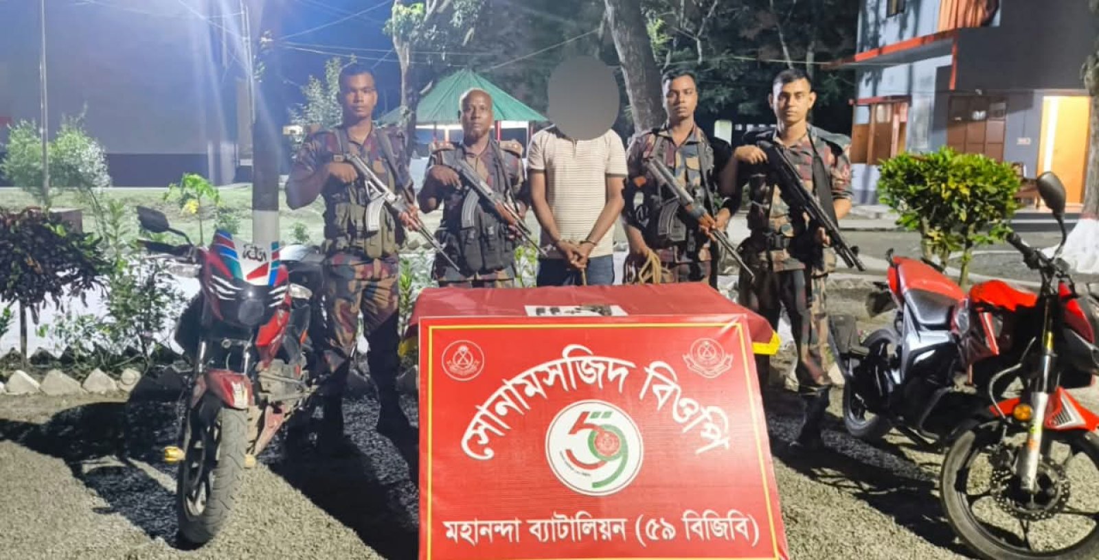 শিবগঞ্জে আগ্নেয়াস্ত্র ও মোটরসাইকেলসহ অস্ত্র ব্যবসায়ী আটক