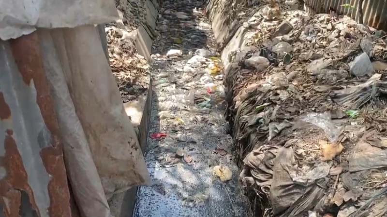 সান্তাহার পৌর এলাকায় ড্রেনেজ ব্যবস্থা অকেজো, জনদুর্ভোগ চরম