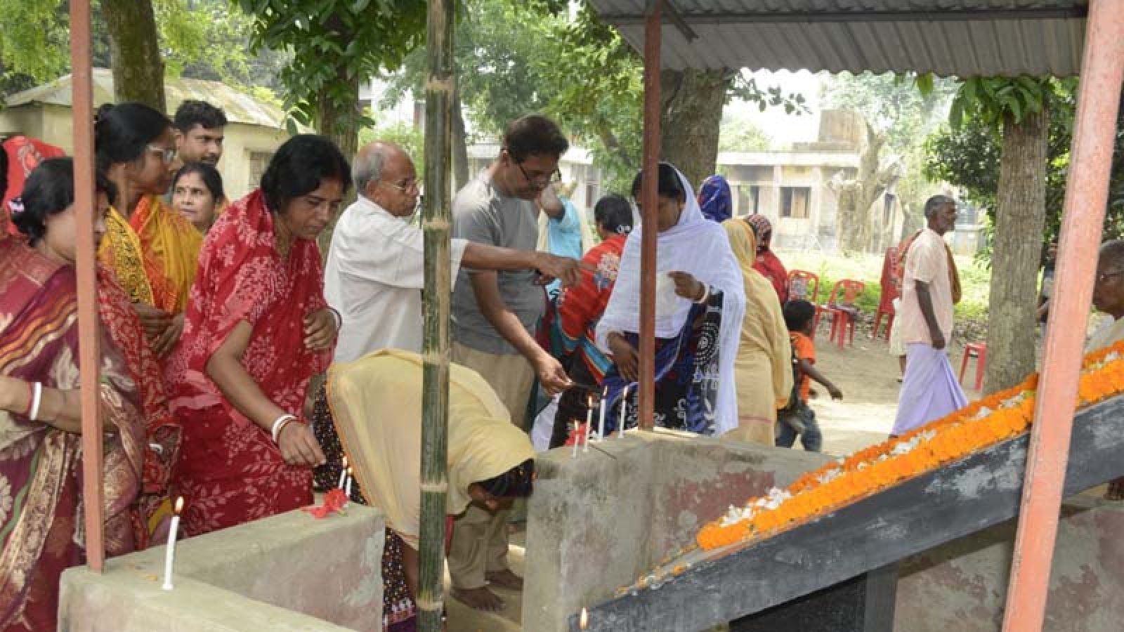 গোমস্তাপুরে মুক্তিযুদ্ধে নিহতের স্মরণে পুষ্প অর্পণ